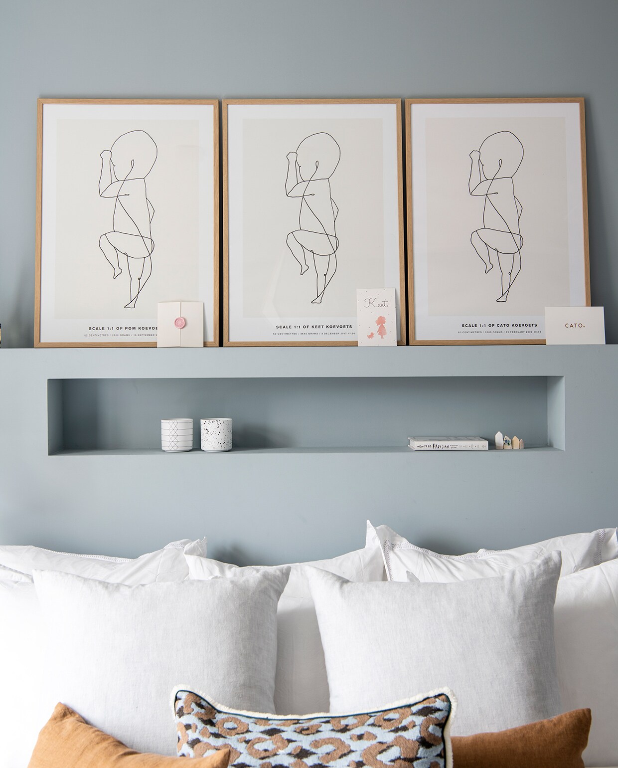 Muurverf Bone China Deep Blue 184 van Little Greene. Linnen gordijnen, bruine kussens, grijze kussens en grijze sprei By Mölle. Beddengoed Zara Home. Hanglamp Lullaby Lightyears. Nachtlampen Bolt van Tonone. Posters The Birth Poster. Vloerkleed HKliving. Waxinelichthouders Fest.