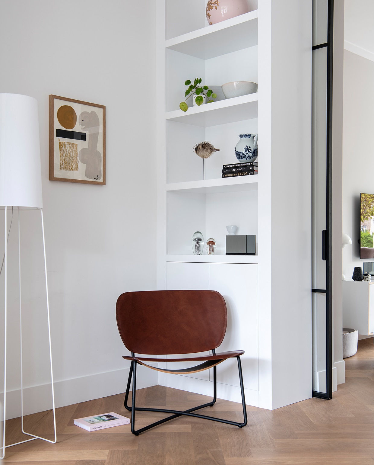Vloer eiken. Inbouwkast gemaakt in Polen. Schaal Broste Copenhagen. Stekelvis Maison Nl Amsterdam. Pot Urban Nature Culture. Kwallen in glas HKliving. Vaas My Deer Art Shop. Kandelaar &amp;Klevering. Leren stoel Functionals. Kunstwerk Kat Klerks. Witte vloerlamp frauMaier.