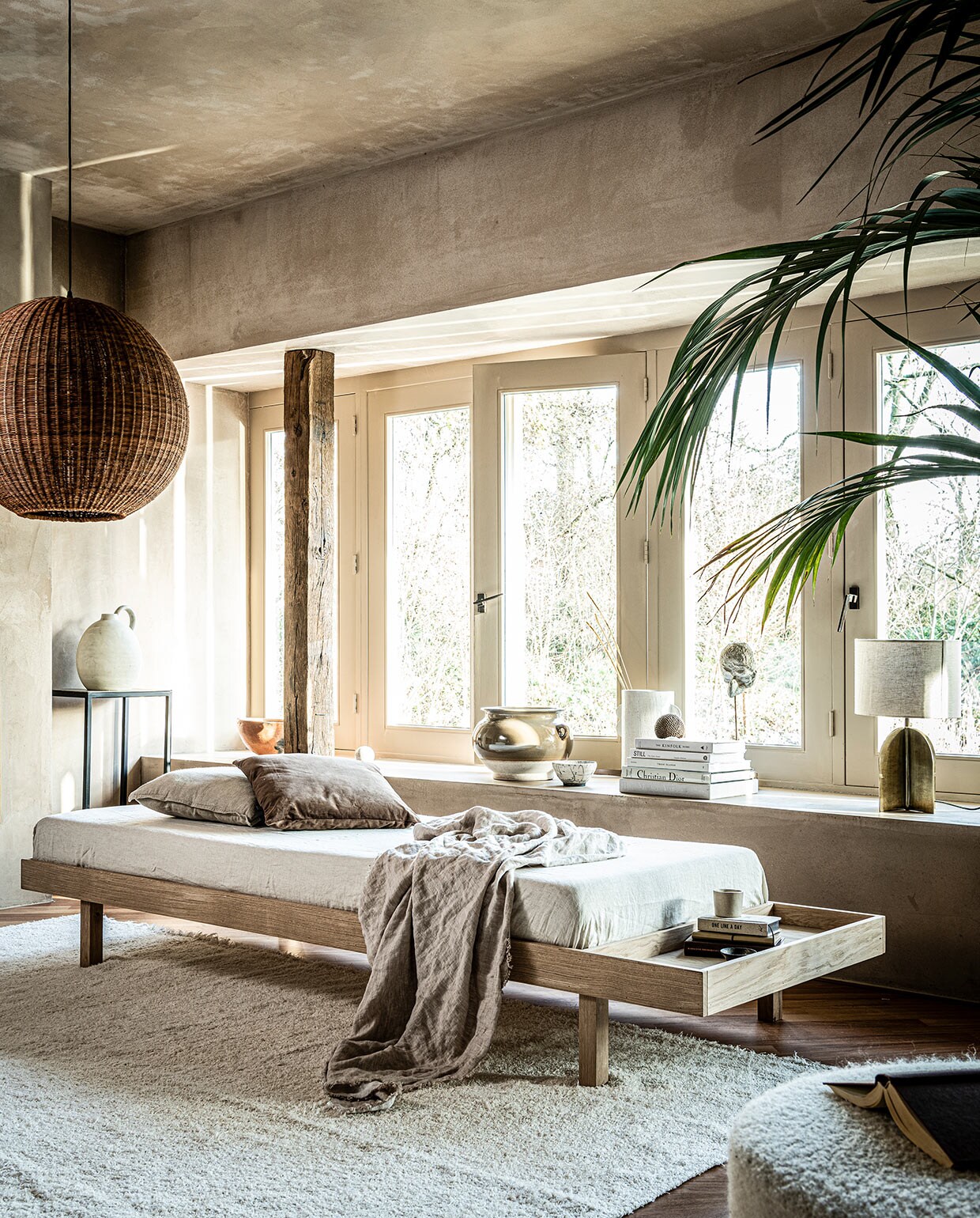 Hanglamp Bamboo van hkliving 55,5 cm hoog, Ø 60 cm, bruin ribkussen van Essanza 45×45 cm (vtwonen.nl). Vloerkleed 200×300 cm, linnen deken 140×190 cm, lamp met goudkleurige metalen voet, verwassen linnen onderlaken, linnen kussenhoes 45×45 cm, bruine pot met oortjes (zarahome.com). Fauteuil Sinclair teddy (festamsterdam.com). Beige aardewerken vaas met darius oortjes van Urban Nature Culture (sissy-boy.com). Overig privébezit.