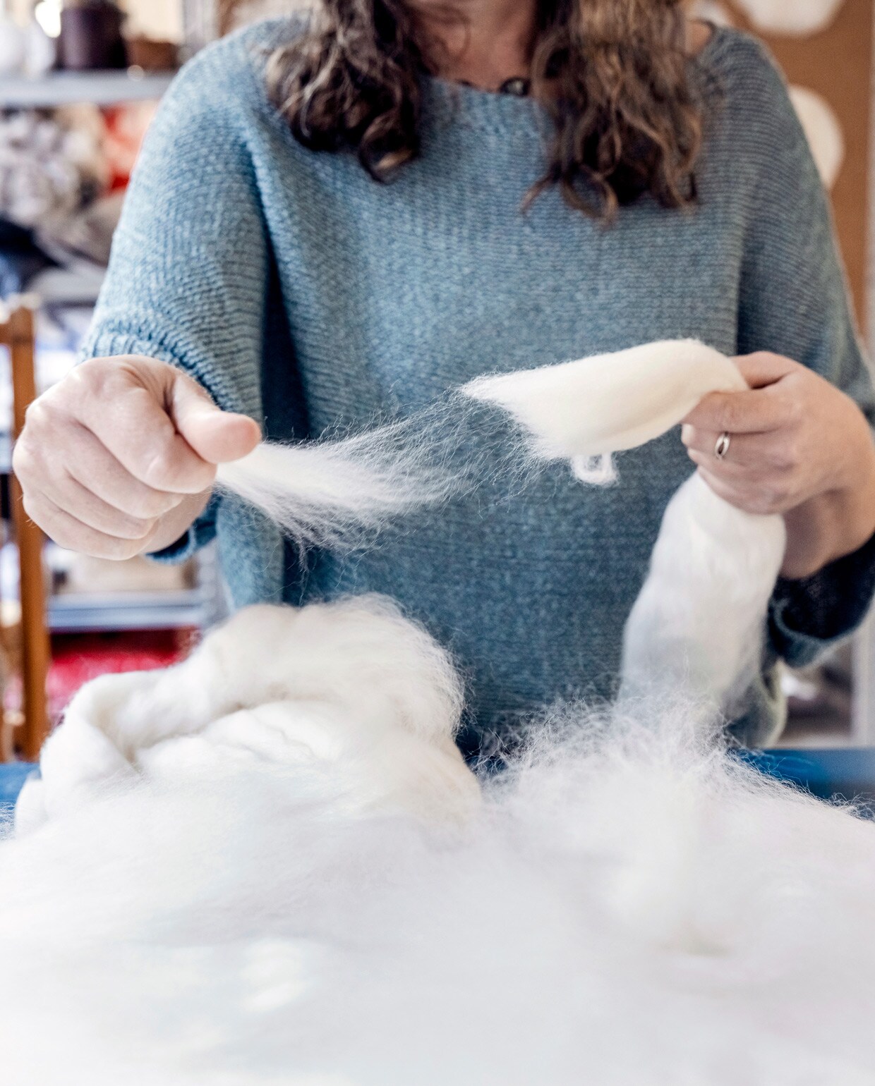 ‘Nadat ik de wol op het bubbeltjesplastic heb verdeeld, maak ik de wol nat en strijk de lucht eruit. Vervolgens rol ik het plastic op, met de wol en eventueel andere materialen ertussen. Door heen en weer te blijven rollen ontstaat vilt. De wol krimpt in de richting waarin je rolt. Als het vilt klaar is, spoel ik daarna het zeepwater eruit en laat het drogen. Dat is nog een aardige klus.’