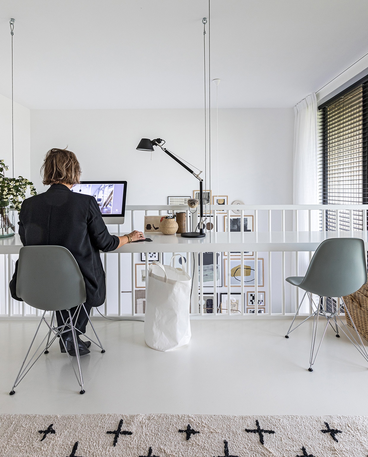 Bureau Signaal Interieur &amp; Wonen. Eames-stoelen en muismat Vitra. Vloerkleed vtwonen. Plafondlamp Teti en bureaulamp Tolomeo van Artemide. Glazen vaas Bloomon. Takken en prullenmand H&amp;M Home. PC Apple. Pennenbak Serax. Kartonnen pennenbak Harvest &amp; Co. Ornament gekocht in Frankrijk. Zwarte blinds Veneta. Gordijnen Evert Groot.