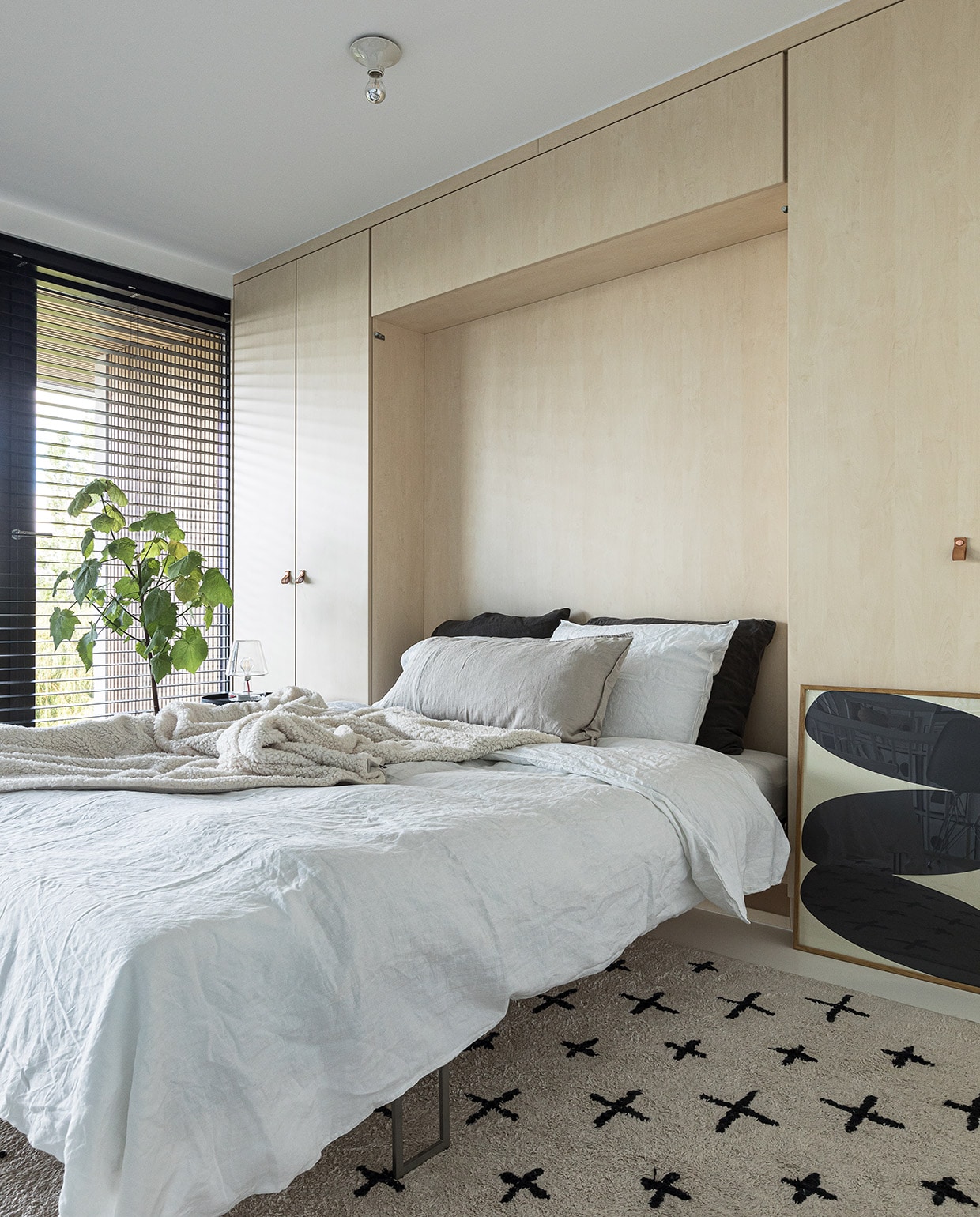 Beddengoed en takken H&amp;M Home. Vloerkleed vtwonen. Gordijnen Evert Groot. Zwarte blinds Veneta. Plafondlampen Teti van Artemide.