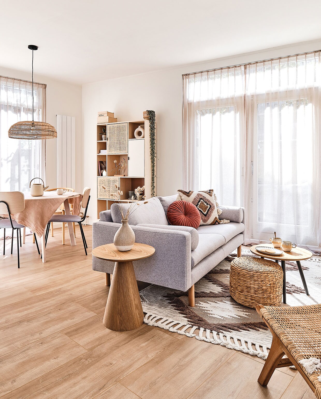 Vloer XL Rafter van vtwonen. Gordijnen whkmp’sown Wehkamp. Eettafel Woood. Stoffen stoel Kwantum. Houten stoel Sklum. Hanglamp en tafelkleed HKliving. Theepot Stelton via fonQ. Beker Bloomingville. Kast Maisons du Monde. Opbergkistjes Bloomingville. Cirkelvaas H&amp;M Home. Houten bijzettafel Kwantum. Vaas Jysk. Bank whkmp’sown Wehkamp. Rond kussen Essenza. Kussen met print en vloerkleed H&amp;M Home. Rieten poef Maisons du Monde. Bijzettafel Moos via fonQ. Servies Bloomingville. Rieten stoel Leen Bakker.