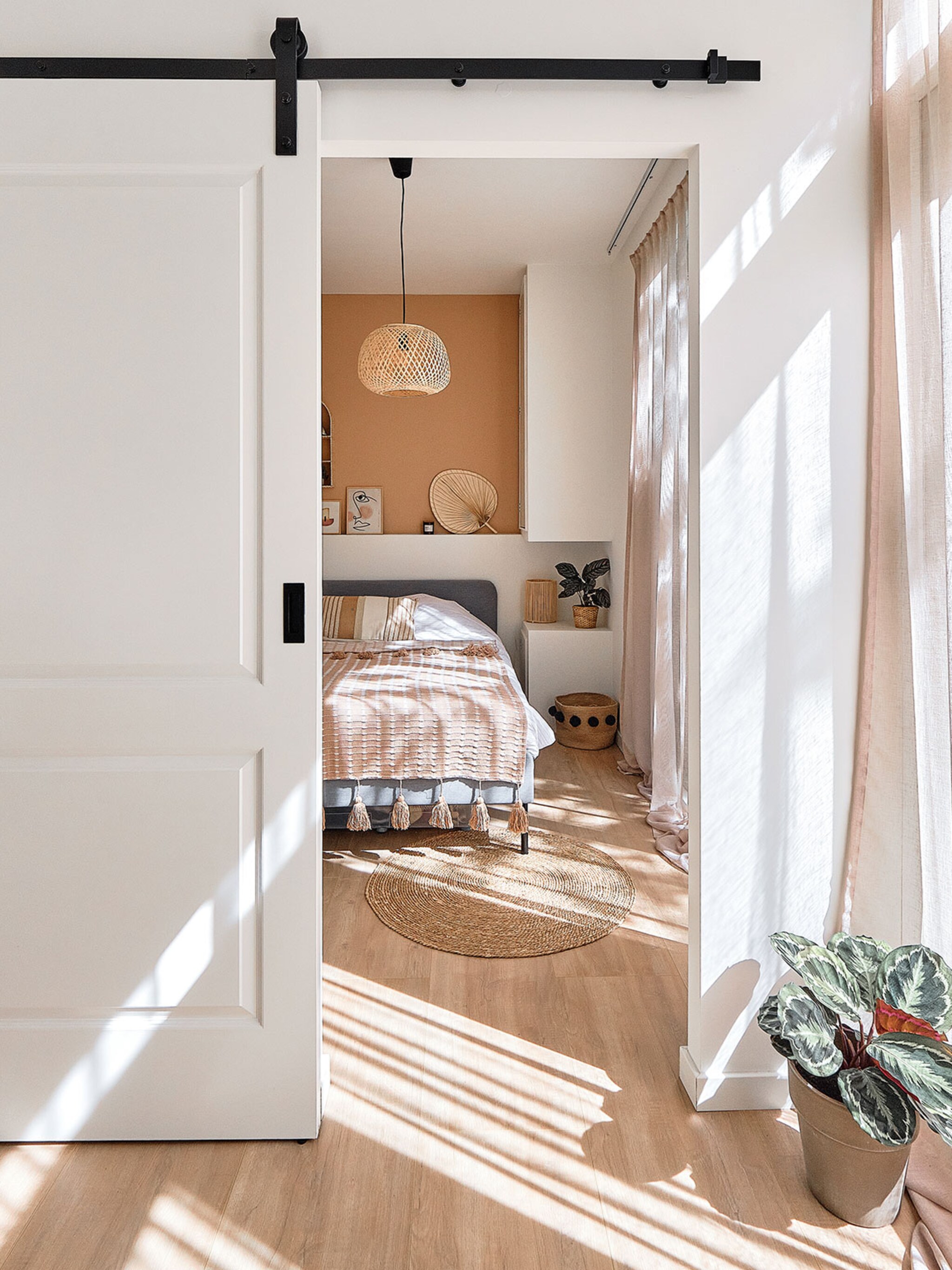 creeer een loftgevoel in de slaapkamer met een schuifdeur