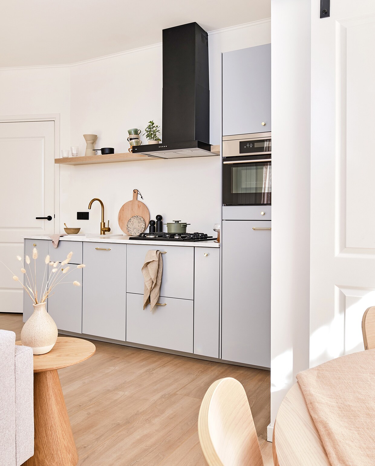 Keuken en oven Ikea. Afzuigkap en kookplaat ATAG. Kraan Karwei. Houten planken Hema. Koffiemaker Stelton. Zwarte steelpan Serax. Kopjes HKliving. Speaker Sonos. Soepkom HKliving. Vaatdoeken Zone Denmark. Terrazzo serveerplank HKliving. Peper- en zoutmolen Salt &amp; Pepper via fonQ. Theedoek vtwonen. Groene pan Serax. Schaaltjes en wijnglazen HKliving. Kleed H&amp;M Home. Rieten stoel Leen Bakker, kussen HKliving. Bijzettafel Moos via fonQ. Kopjes Bloomingville. Bordje Serax. Rieten poef Maisons du Monde. Kussen op bank H&amp;M Home. Vaasje Jysk.
