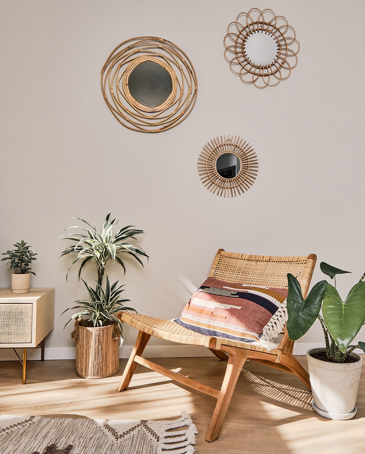 Rieten stoel Leen Bakker, kussen HKliving. Kleed H&amp;M Home. Kastje Maisons du Monde, plantenpotje Søstrene Grene. Rieten plantenpot Casa. Stenen plantenpot Green Lifestyle Store. Spiegels onderste H&amp;M Home, bovenste en middelste Xenos. Muurverf kleur Subtle Stone extra mat van Flexa.