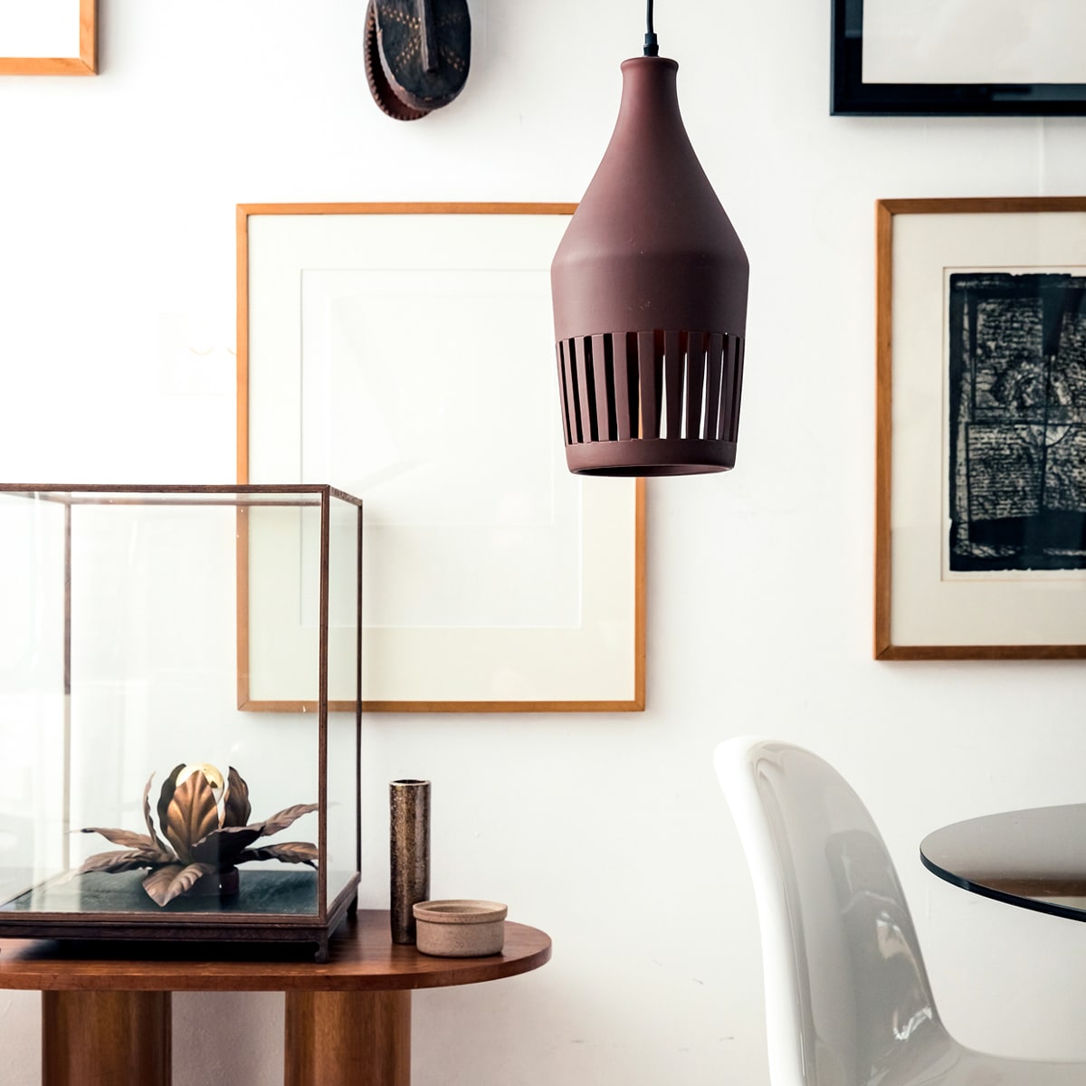 Hanglamp Twinkle van keramiek, bruin (ook in wit), 40×19 cm (hxØ). M.m.v. cocooncollectables.nl (vintage Panton Chair, tafel, bijzettafel, lijsten, accessoires), polspotten.nl (glazen vitrine).