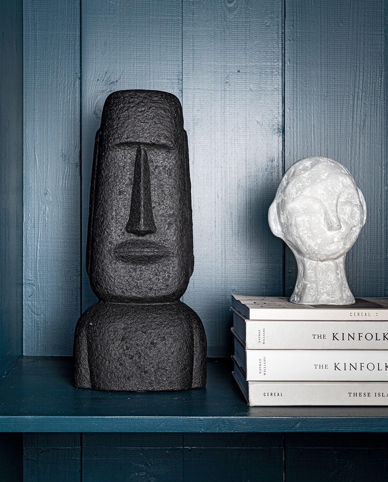 Zwarte sculptuurbuste gemaakt van ecomix, 17,5×12,5×39 cm (bxdxh) € 59,95. Zandkleurige sculptuurkop gemaakt van ecomix, in maat S, 13,5×12,5 x 20 cm (bxdxh) € 34,95. Boeken privébezit.