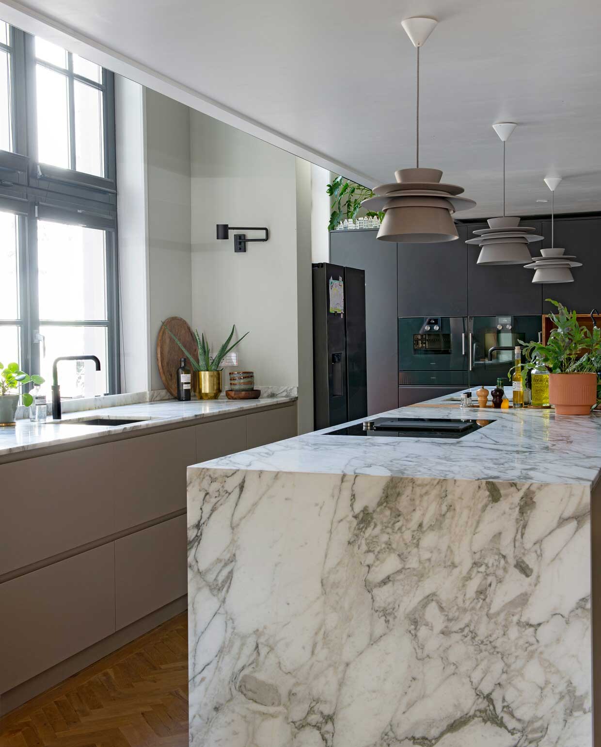 Keuken op maat gemaakt door Fontijn Interieur Projecten. Stalen stellingkast Spilleman. Muurverf Cromarty van Farrow &amp; Ball. Hanglampen Zuperzozial, wandlamp Ikea. Marmeren keukenblad Cortlever-Agricola.