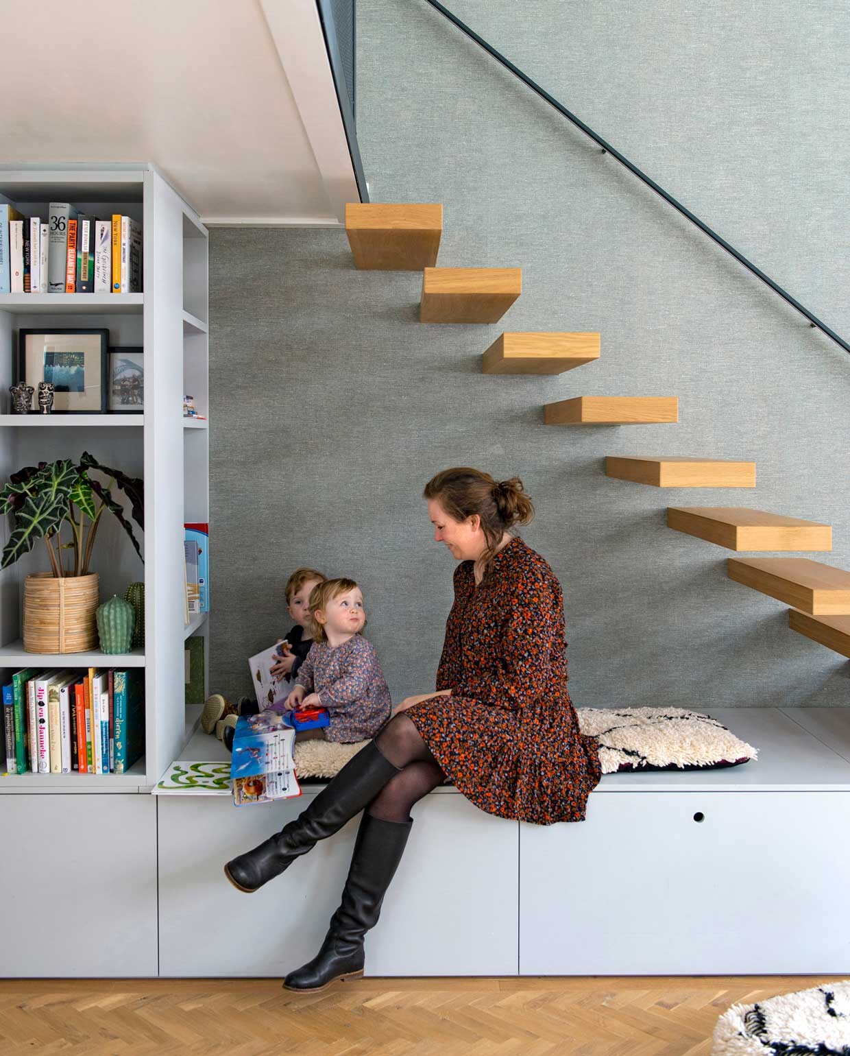 Kasten op maat gemaakt door Fontijn Interieur Projecten. Zwevende eikenhouten trap Decotrap, behandeld met houtolie Monocoat Mist 5%. Behang Bazar 219427 van BN Walls. Kussen gemaakt van reststuk van berberkleed uit Marokko.