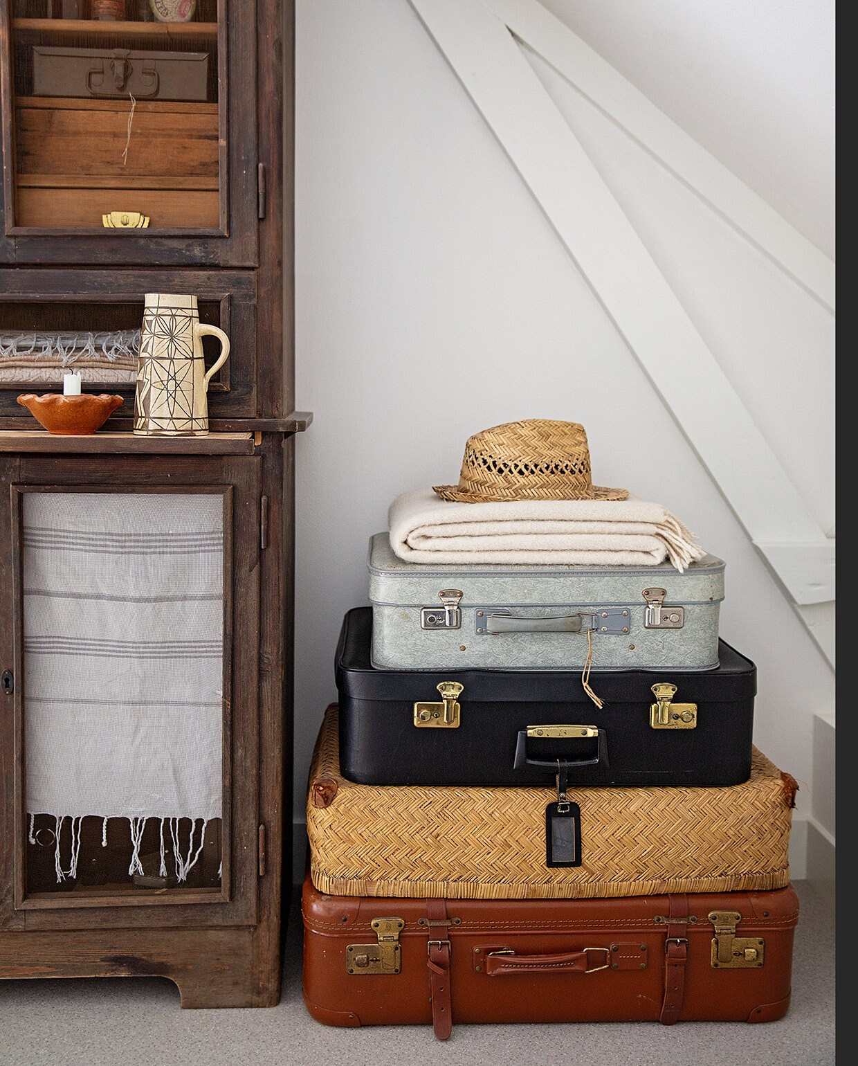 Kast Carlotte Antiek en Brocante, hamamdoek Sissy-Boy, koffers, terracotta kandelaar en hoed Bij Lokaal, witte deken Ikea, witte kan kringloop.
