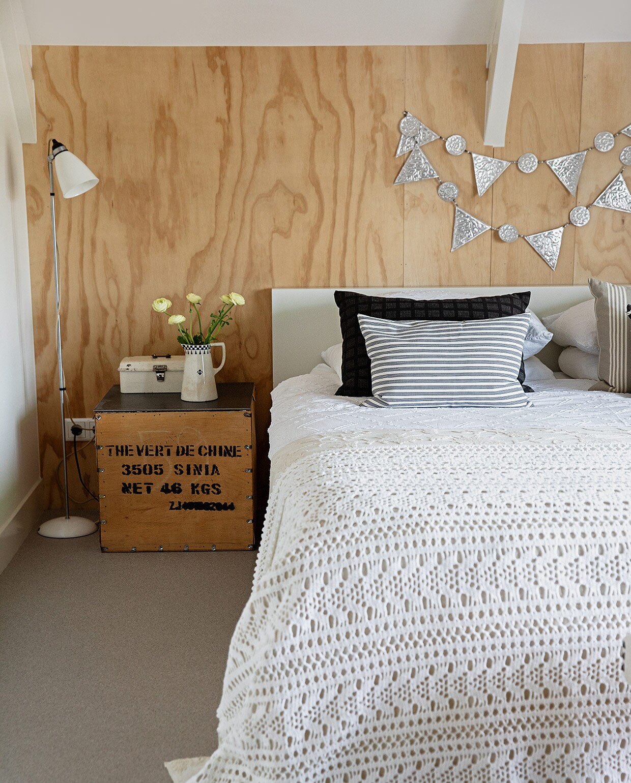 Vloer Briljant Project van Interfloor, bed Ikea, lamp Pols Potten, theekist gevonden op straat in Groningen met ijzeren blad gemaakt door vriend van Rudie, broodtrommel en slinger Bij Lokaal, kan Carlotte Antiek en Brocante, gestreepte kussens zelf gemaakt van vintage katoenen stoffen van grootouders, zwart kussen Kleur op Kleur Interieur, wit beddengoed Livello, sprei Crewel, gehaakte sprei gemaakt door Rudies moeder.