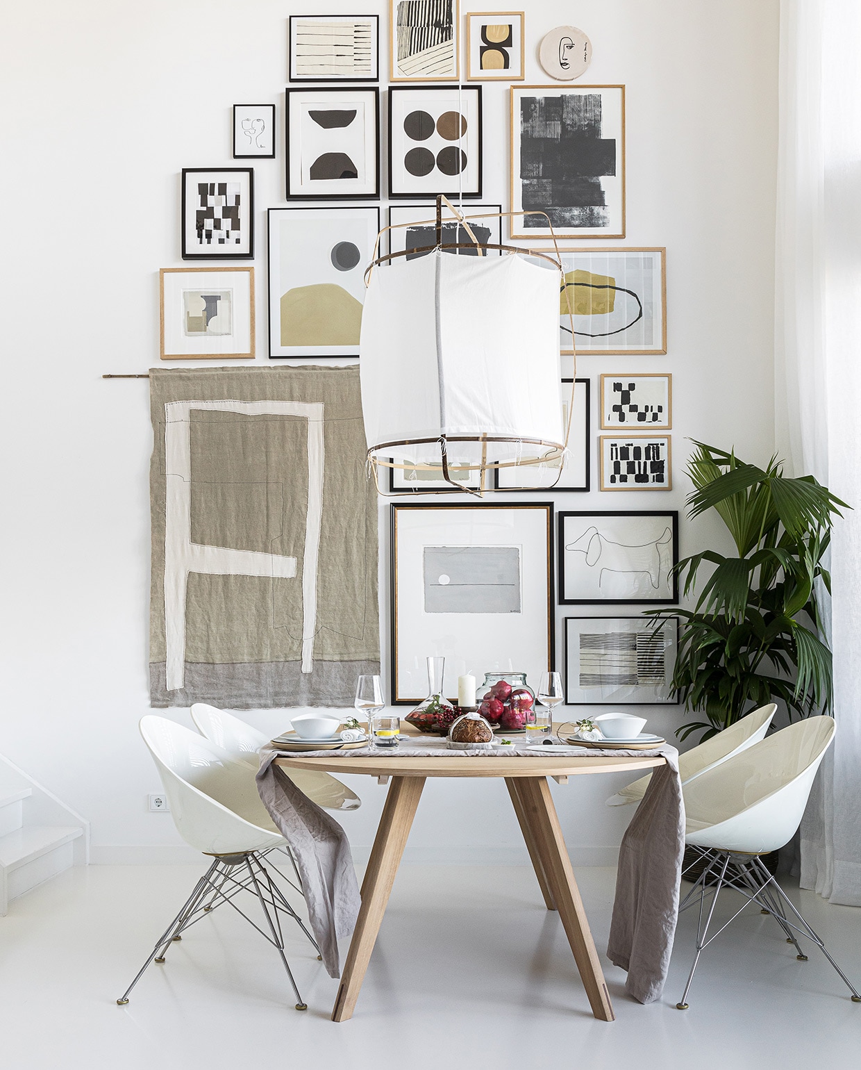 Muurverf Wijzonol ral 9016 (verkeerswit). Gietvloer via Lykele. Eettafel, wijnglazen Bolia. Eetkamerstoelen Kartell van Philippe Starck. Hanglamp Ay Illuminate. Wit servies Schönwald. Linnen tafelkleed, houten onderborden, witte servetten H&amp;M Home. Karaf Schott Zwiesel. Glazen vaas Bloomon. Kandelaar, zwart bestek vtwonen. Plant Intratuin. Gordijnen Evert Groot.Kunst aan de muur (van links naar rechts van boven naar beneden). Print By Cath via Sukha. Print By Cath via Sukha. Print Kat Klerks. Keramieken gezicht By Cath. Print Kat Klerks. Print By Cath. Print By Cath. Poster The Poster Club. Textielwerk By Cath. Print Kat Klerks. Poster The Poster Club. Poster The Poster Club. Poster The Poster Club. Linnen wanddoek Atelier Sukha. Werk Kat Klerks. Werk Kat Klerks. Twee kleine prints By Cath via Sukha. Print Kat Klerks. Teckel van ijzerdraad By Cath. Print By Cath via Sukha.