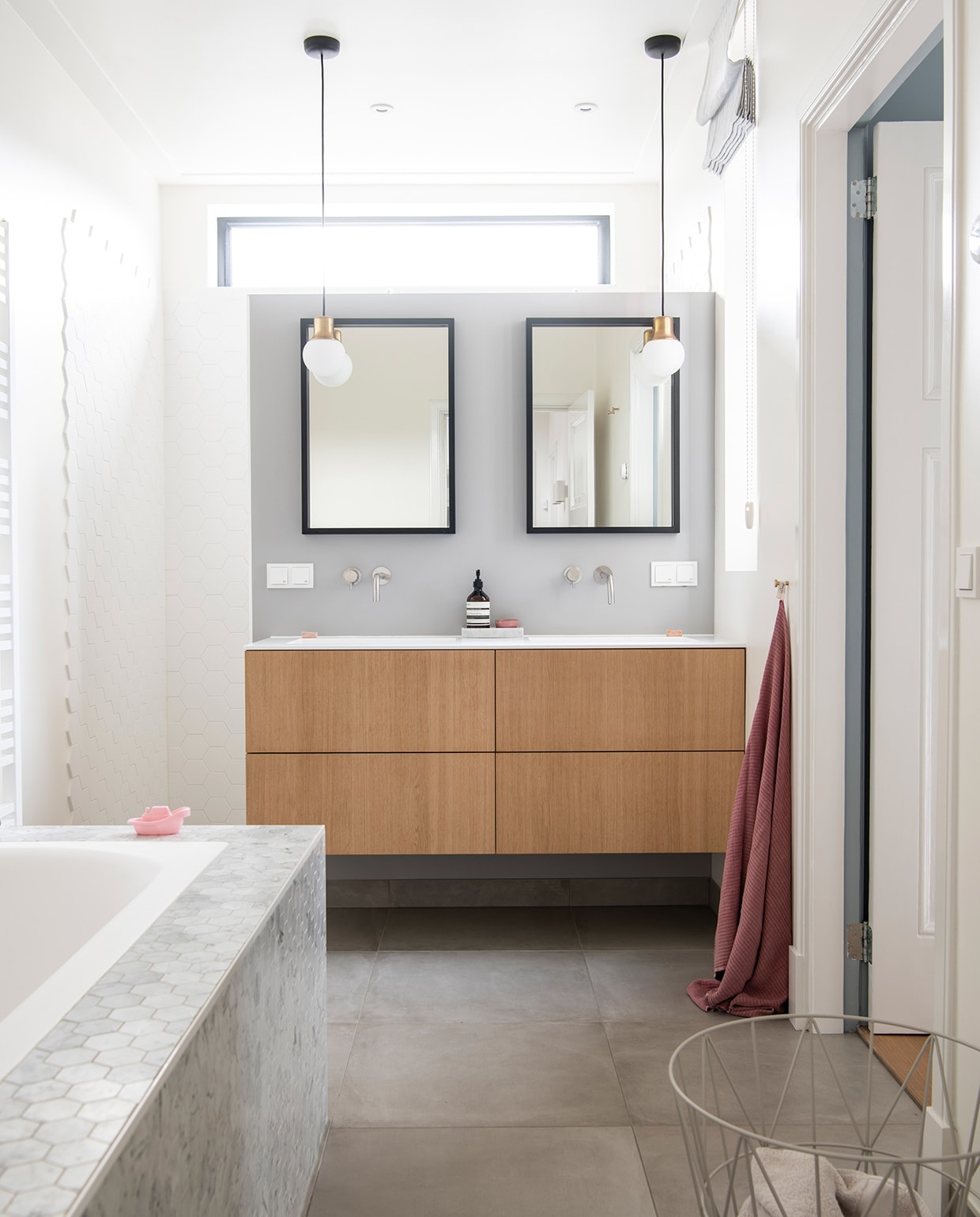 Vloertegels via Kol Tegels Haarlem. Badtegels Tegelhuis Marmeren. Muurverf achter spiegels Purbeck Stone 275 van Farrow &amp; Ball. Wastafelmeubel Not Only White. Spiegels Loof. Lampen &amp;Tradition. Wasmand Ferm Living. Sanitair en handdoek onbekend.