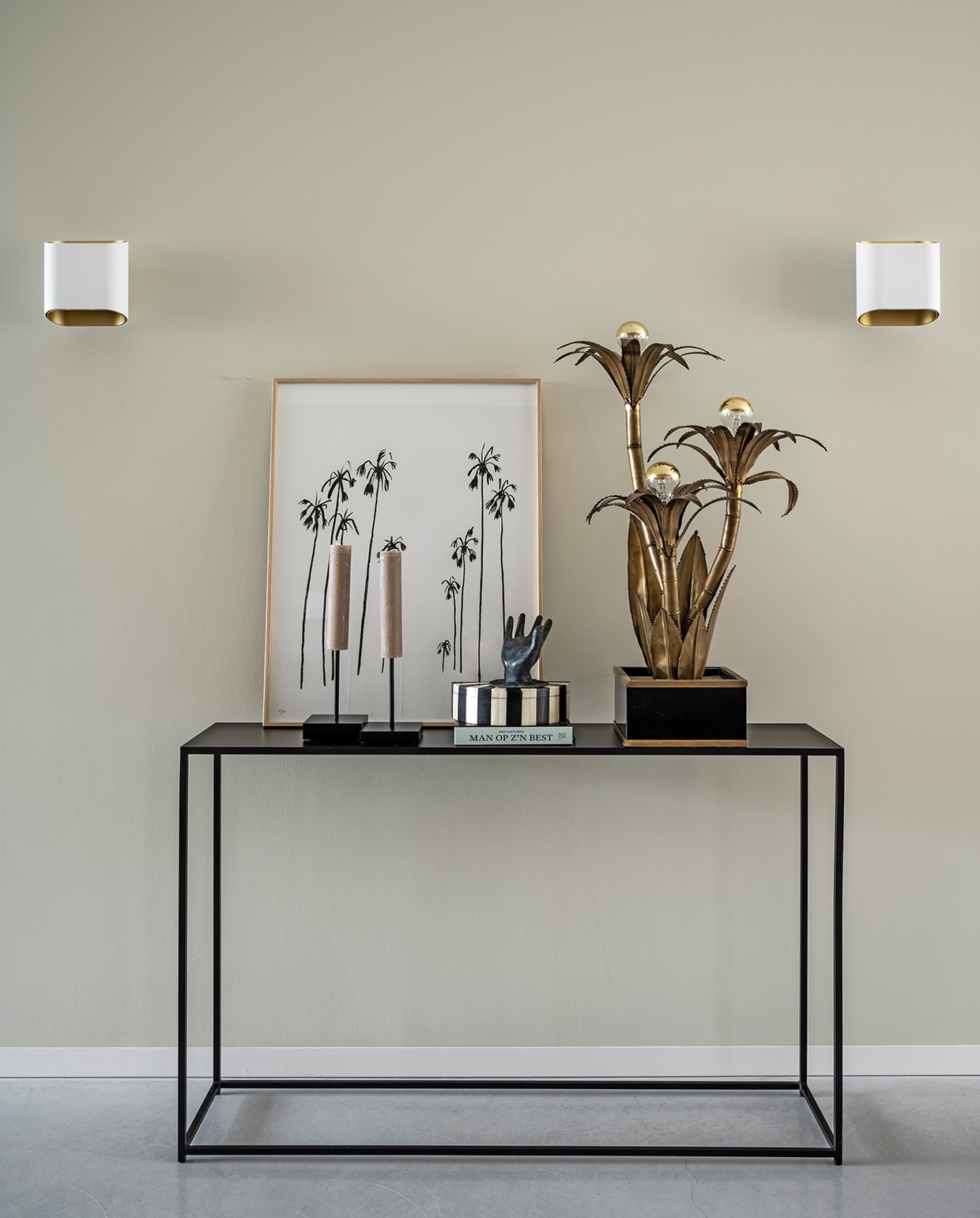 Muurverf No 201 van Farrow &amp; Ball, sidetable HKliving, foto palmbomen My Deer Art Shop, palmlamp, kandelaren en kaarsen onbekend, zwart-wit doosje souvenir uit India, hand Loods 5, wandlampen Trapz Modular Lighting Instruments.