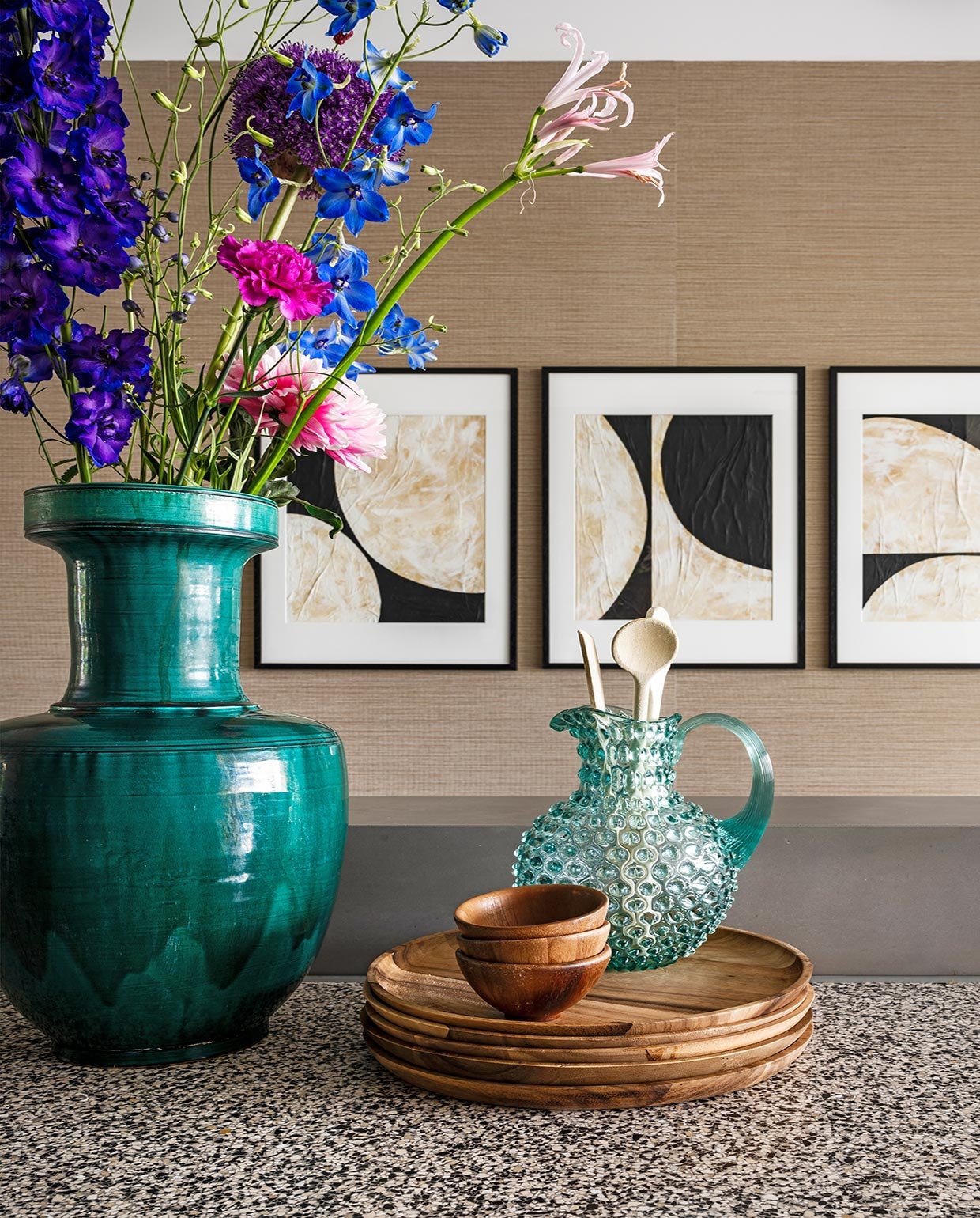 Blauwgroene vaas en blauwe kan Mischa Hulshof Alkmaar, houten borden en schalen vtwonen collectie, kunstwerk aan muur To the moon and back van Art in Return,