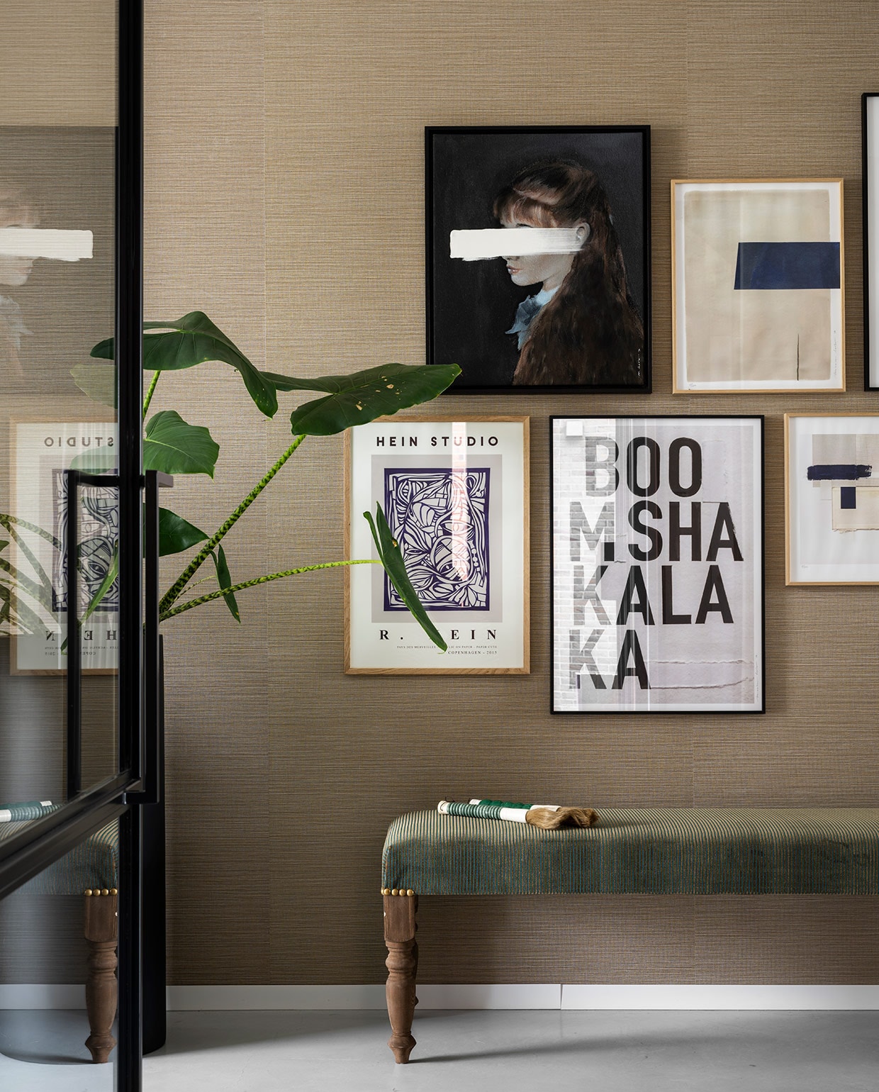 Behang Aztec Arte, bank La Vie Bohème met stof van Jim Thompson, kunstwerken aan de muur van My Deer Art Shop en The Poster Club.