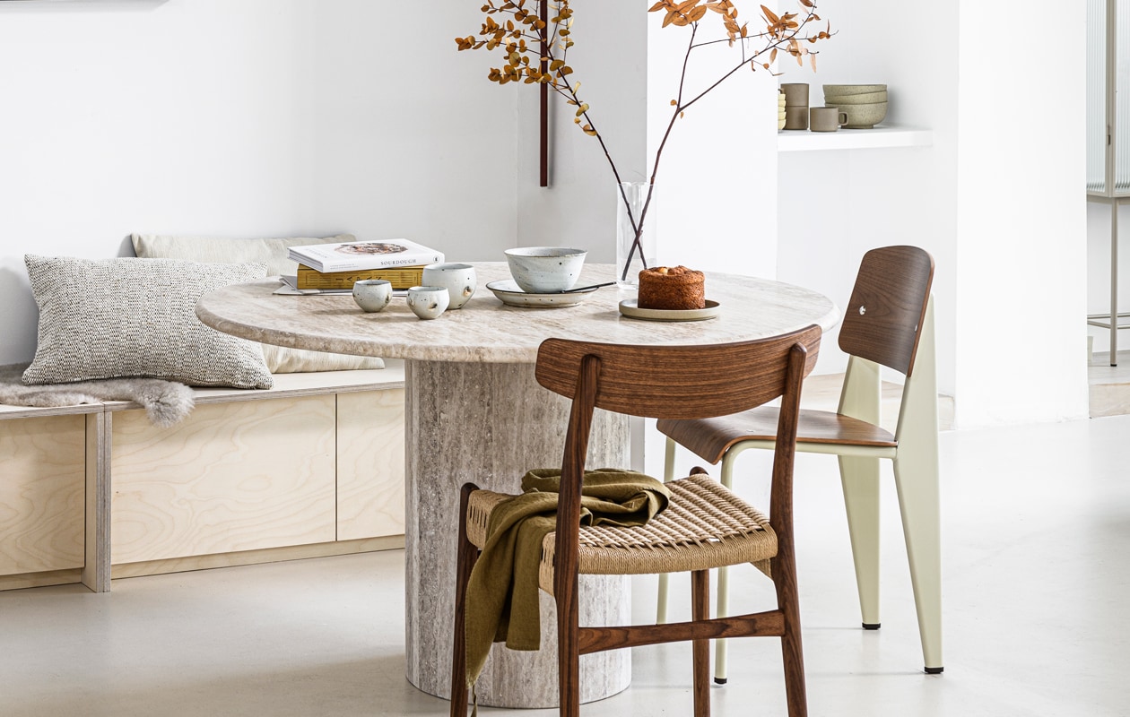 Fluwelen kussen van Hay € 79, opbergpoef Beau van Riverdale 41×44 cm cm (Øxh) € 89,95, kussen Knot khaki van Design House Stockholm € 117,-, dessertmessen van Serax set van 3 € 9,95, schaal Nordic Sand van Broste Copenhagen € 19,99, geribbelde vaas Aleray van Kave Home € 38,- (vtwonen.nl).&gt; Kunst Art Happa collection 2020, prijs op aanvraag (tessaderijk.com). Lamp Valerie Object € 720,-, wollen kussen € 125,-, Japanse kopjes Takashi per stuk € 35,-, grote Japanse kop Takashi € 46,50, Japanse kom Takashi € 54,-, Japanse schaal Takashi € 65,-, ronde travertin tafel Bean 125×76 cm (Øxh) € 3800,-, houten stoel CH23 van Carl Hansen vanaf € 779,-, theedoek € 19,-, houten dienblad € 55,-, servies in kast van J.C. Herman vanaf € 12,- (pantoufle-design.nl). Wollen vacht € 65,- (loods5.nl). Velvet kussen van Hay € 79,- (vtwonen.nl). Stoel Standard van Jean Prouvé € 675,- (vitra.com). Boeken privébezit.