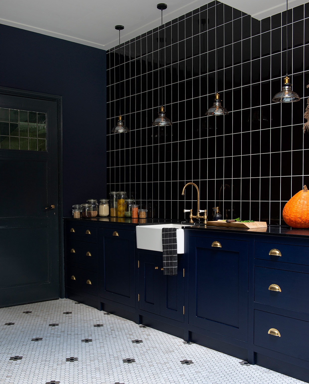 Muurverf Dock Blue van Little Greene. Wandtegels Karwei. Tegelvloer Designtegels. Keuken op maat gemaakt door Martens &amp; Dochters. Kranen Boretti, wasbak Villeroy &amp; Boch. Hanglampen AliExpress. Glazen potten Ikea. Zeeppomp Jysk. Snijplank gekregen.