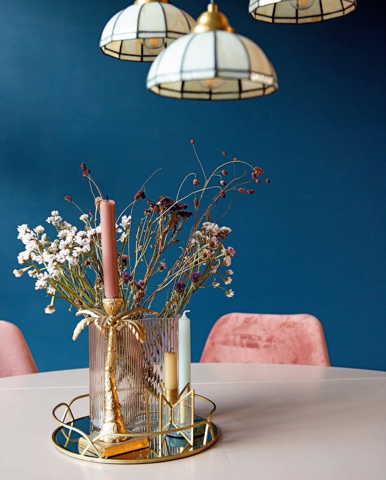 Eettafel kringloopwinkel, eetkamerstoelen Kick Collection. Kleine vaas Jysk, bloemen zelf gedroogd. Kandelaar palmboom gekregen, gouden kandelaars en spiegelplateau Sissy-Boy.