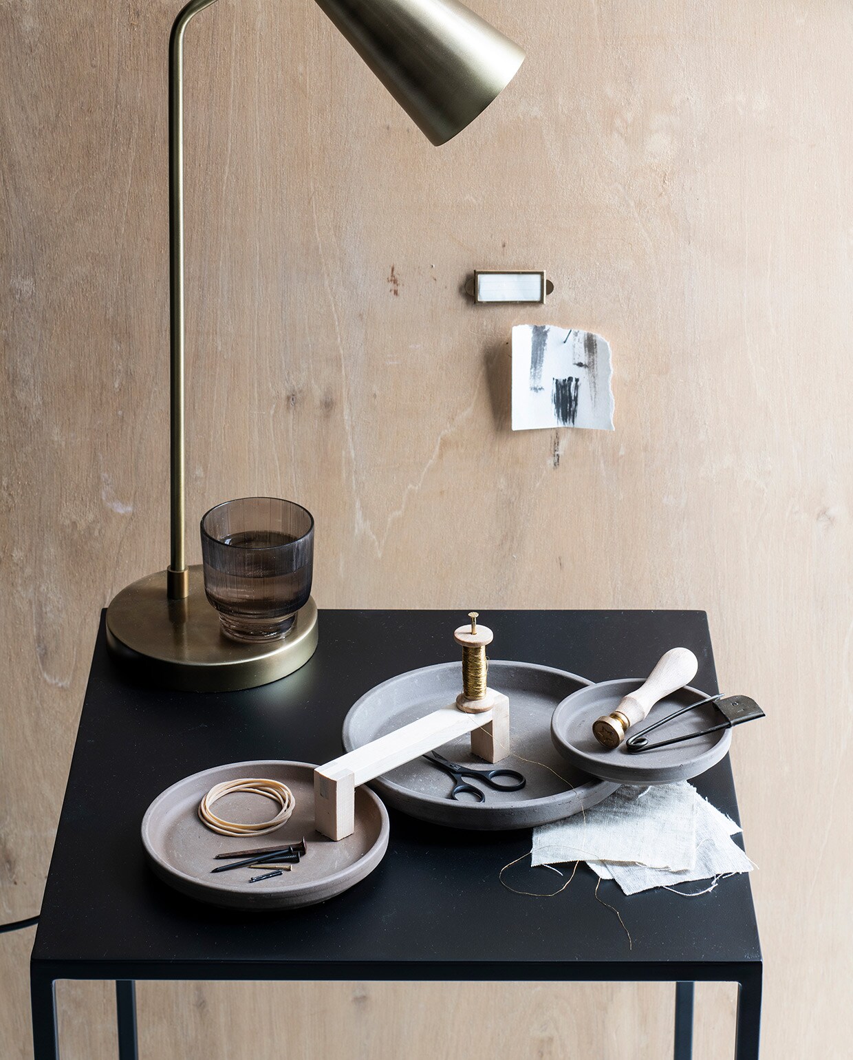Lamp, glas, bijzettafel Nadu, veiligheidsspeld (Loods5.nl). Overig privébezit.