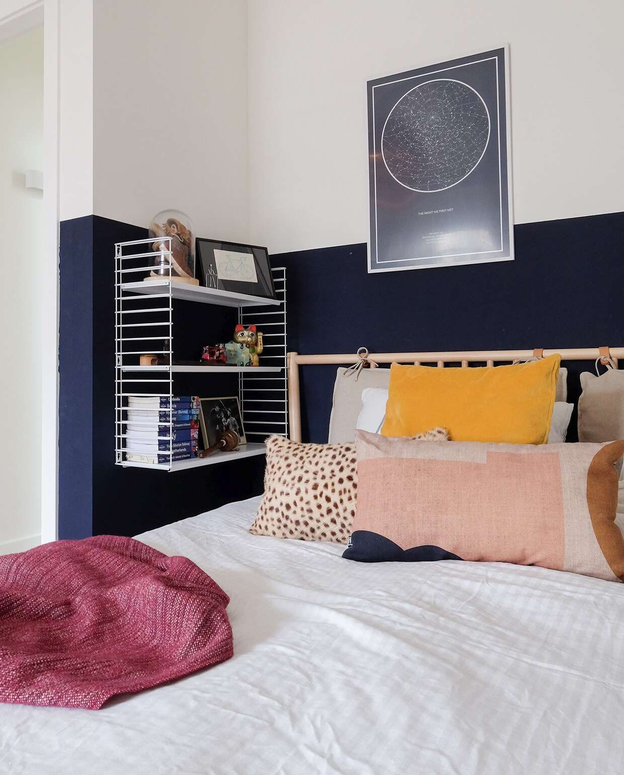 Bed met hoofdbord Ikea. Poster The Night Sky. Beddengoed H&amp;M Home.