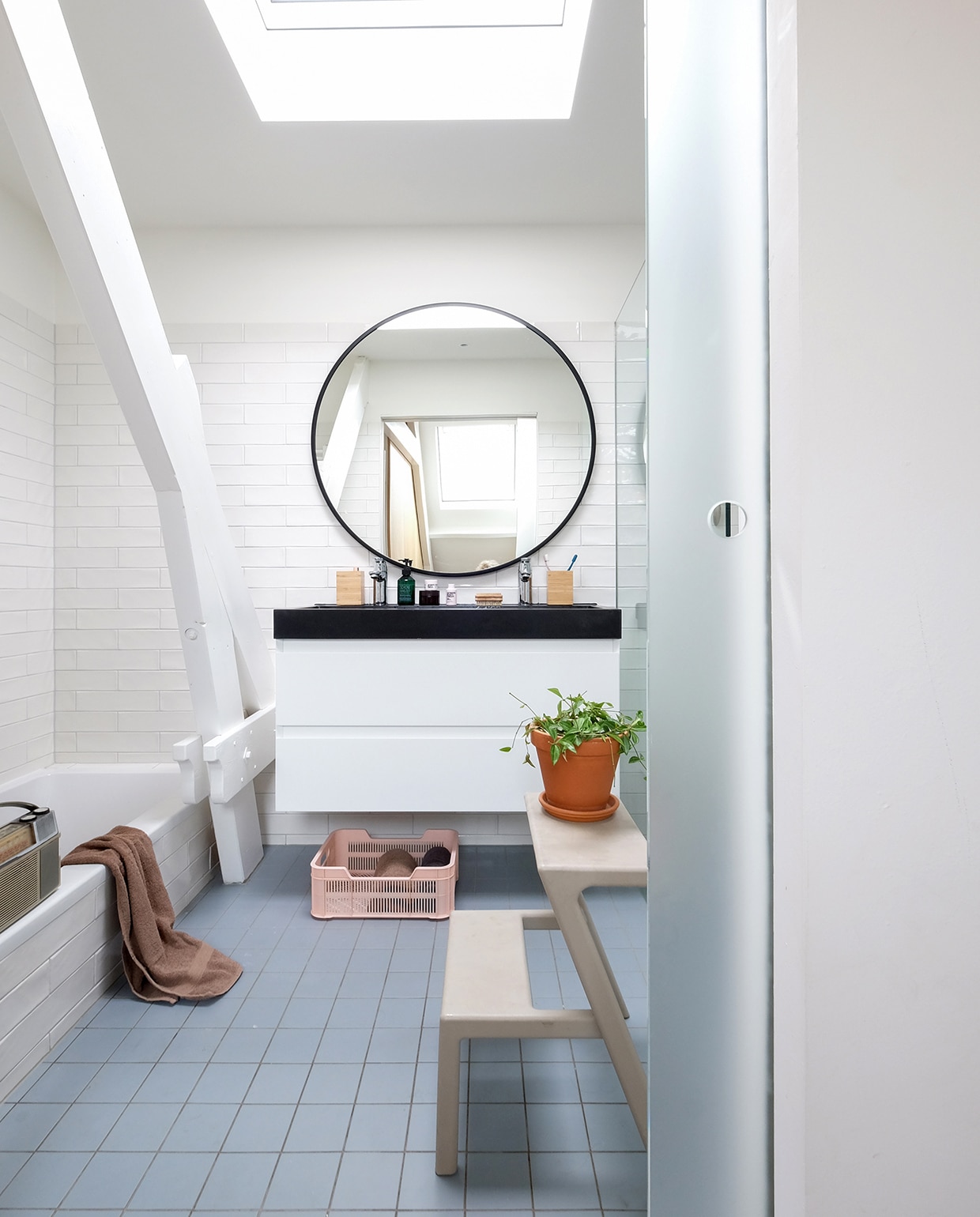 Vloertegels Winckelmans. Spiegel Sissy-Boy. Trapje Ikea. Krat Hema. Bad Villeroy &amp; Boch. Portugese cementtegels op de muur Florencia Blanco en Sea Foam.