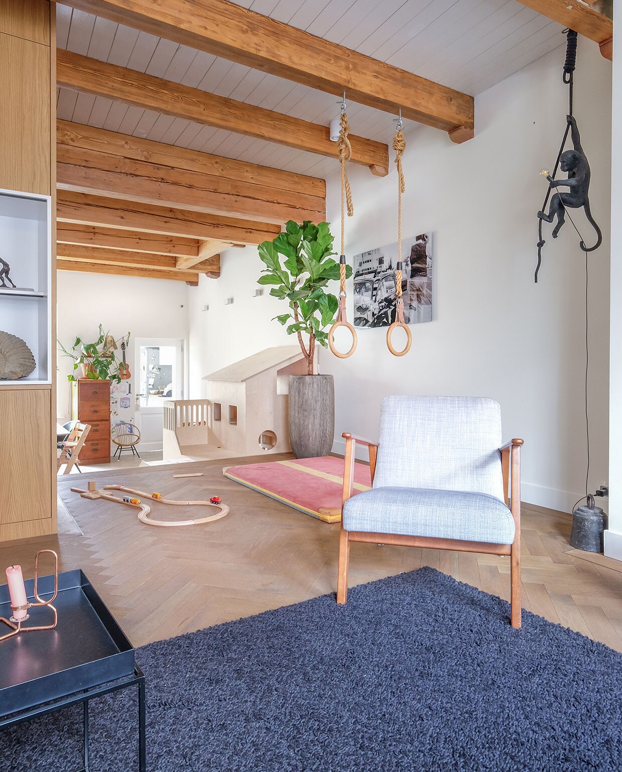 Bijzettafel Hay. Scheerwollen kleed Marktplaats. Fauteuil Ikea. Gymnastiekringen uit een oude gymzaal. Turnmat Neef Louis. Aaplamp Seletti. Foto gemaakt op trouwdag Iris en Oscar door Sjoerd Booij. Racebaan Brio. Speelhuis gemaakt door Plantvierkant.