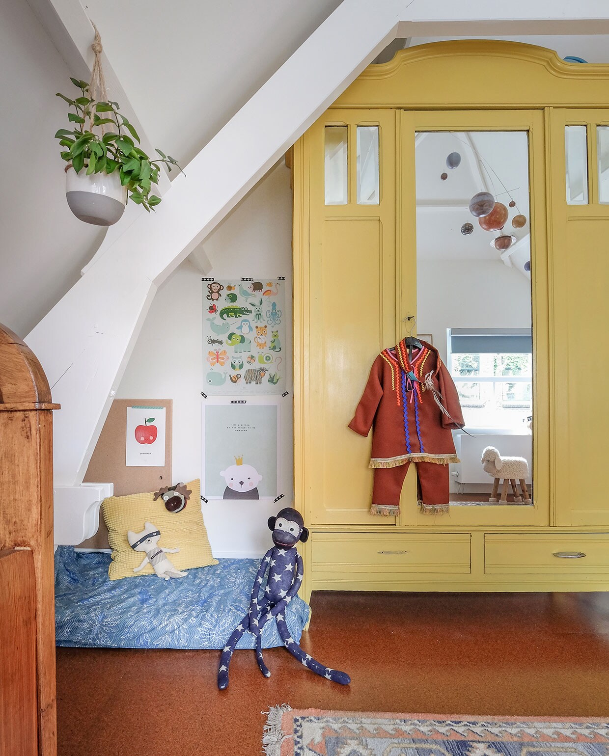 Kast brocante, geschilderd in de kleur Babouche van Farrow &amp; Ball. Matrashoes van handgeschilderde sarong uit Indonesië. Kleed Marktplaats. Plantenhanger Intratuin. Aap Loods 5. Indianenpakje gemaakt door Iris’ moeder.