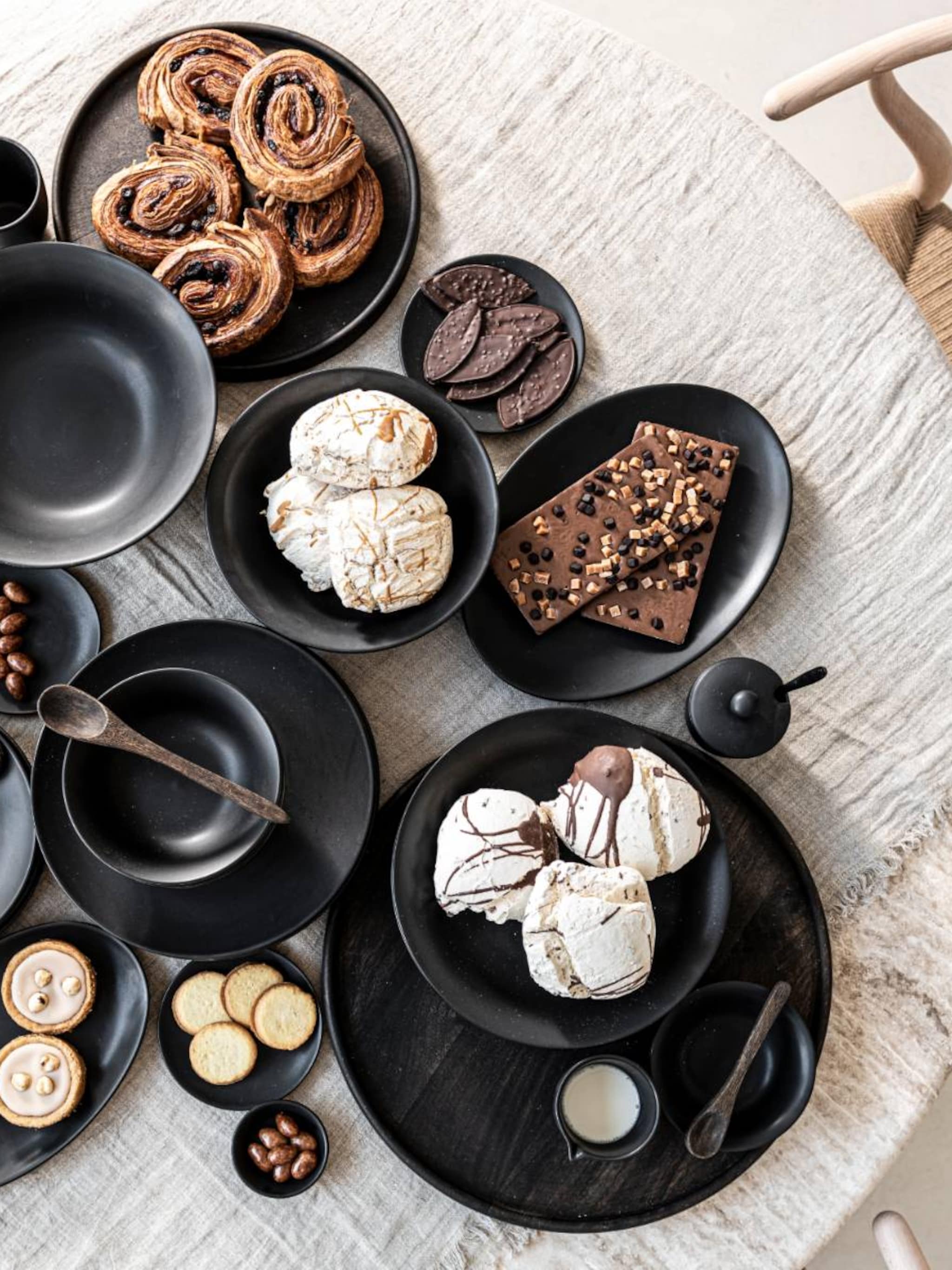 black beauty s stylen met zwart servies