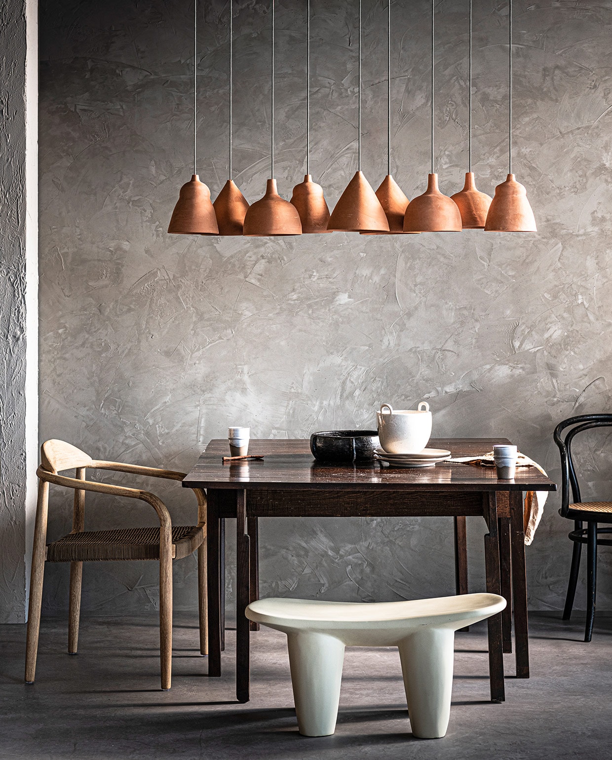 Wand bewerkt met Marrakech Walls in Dried Clay (pure-original.nl). Hanglampen in 3 verschillende vormen, pendel, polyester kruk African Stool in light Ivory, mokken, borden (householdhardware.nl). Antieke eettafel (burbri.nl). Stoel Nina van Kave Home (vtwonen.nl). Witte schaal Speckle Pot (fermliving.com). Zwarte schaal Ran, camel-kleurig linnen servet van Linge Particulier (couleurlocale.eu). Zwarte stoel privébezit.