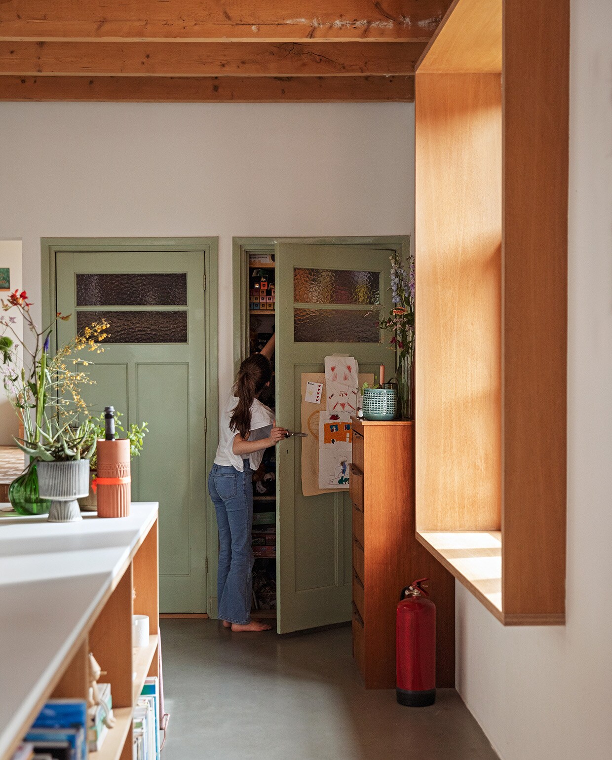 Groene vaas rommelmarkt. Grijze vaas Kwantum. Oranje flessenhouder Ikea. Dressoir vintage.