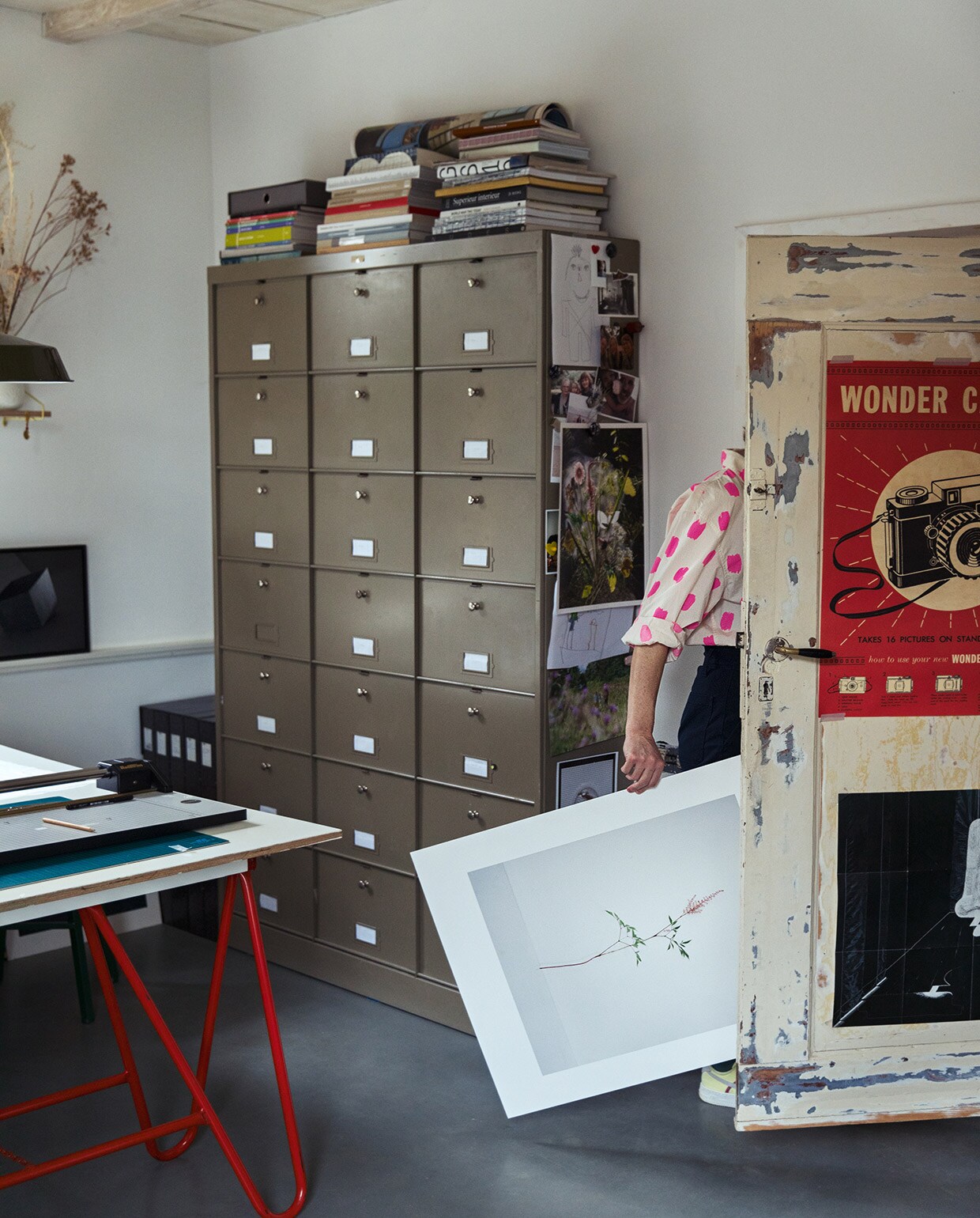 Archiefkast Neef Louis. Poster camera Vlieger Amsterdam. Bloemenfoto femkereijermanart.nl. Zwarte poster Liesbeth Abbenes. Bureau zelfgemaakt. Klapschraag bouwmarkt.