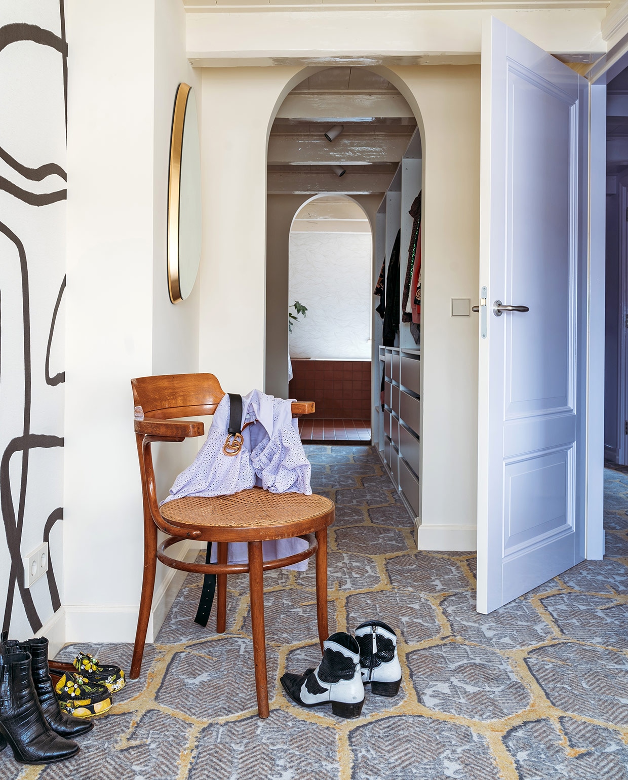 Muurverf New White en lak plafond White Tie van Farrow &amp; Ball. Behang Freeflow van MuralsWallpaper. Tapijt Art Deco van Desso. Thonet-stoel familiestuk. Spiegel Novitaz. Kast Pax van Ikea. Overig privébezit.