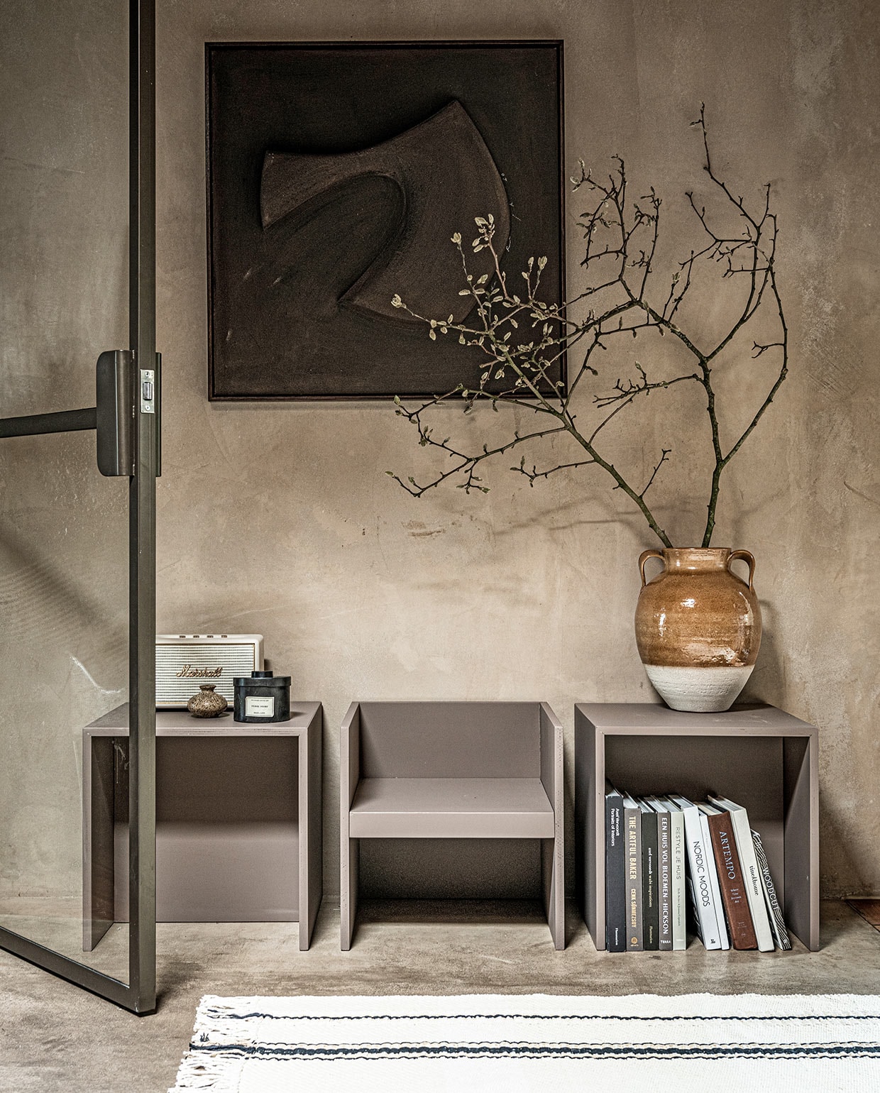 Tweekleurige pot (zarahome.com). Marshall speaker (coolblue.nl). Vaasje (kringloopwinkel). Kunstwerk prijs op aanvraag (tessaderijk.com). Verf kubussen Scullery 318 (littlegreene.nl). Overig privébezit.