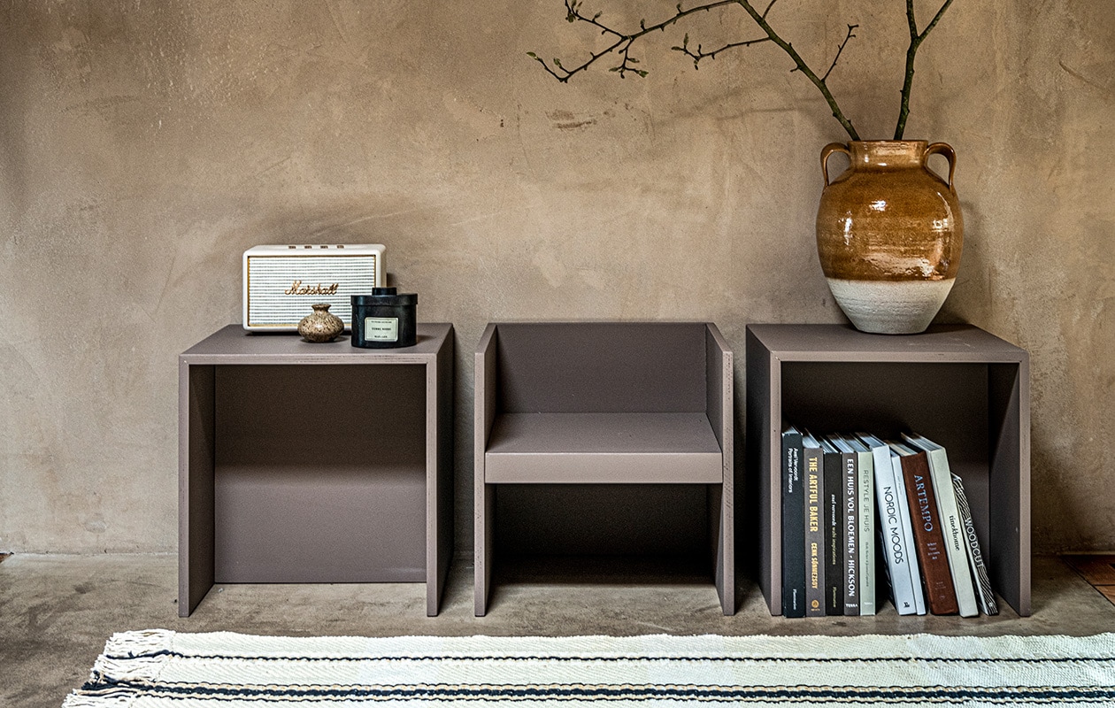 Tweekleurige pot (zarahome.com). Marshall speaker (coolblue.nl). Vaasje (kringloopwinkel). Kunstwerk prijs op aanvraag (tessaderijk.com). Verf kubussen Scullery 318 (littlegreene.nl). Overig privébezit.