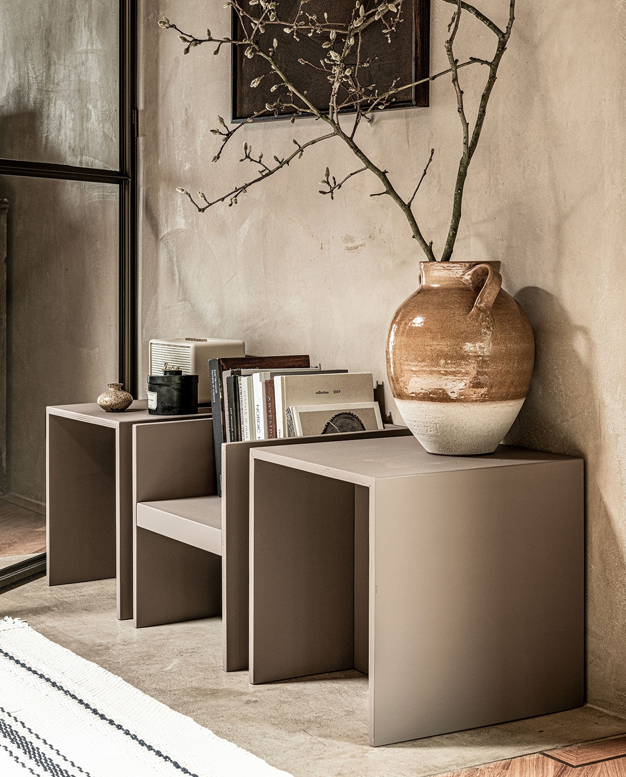 Tweekleurige pot (zarahome.com). Marshall speaker (coolblue.nl). Vaasje (kringloopwinkel). Kunstwerk prijs op aanvraag (tessaderijk.com). Verf kubussen Scullery 318 (littlegreene.nl). Overig privébezit.