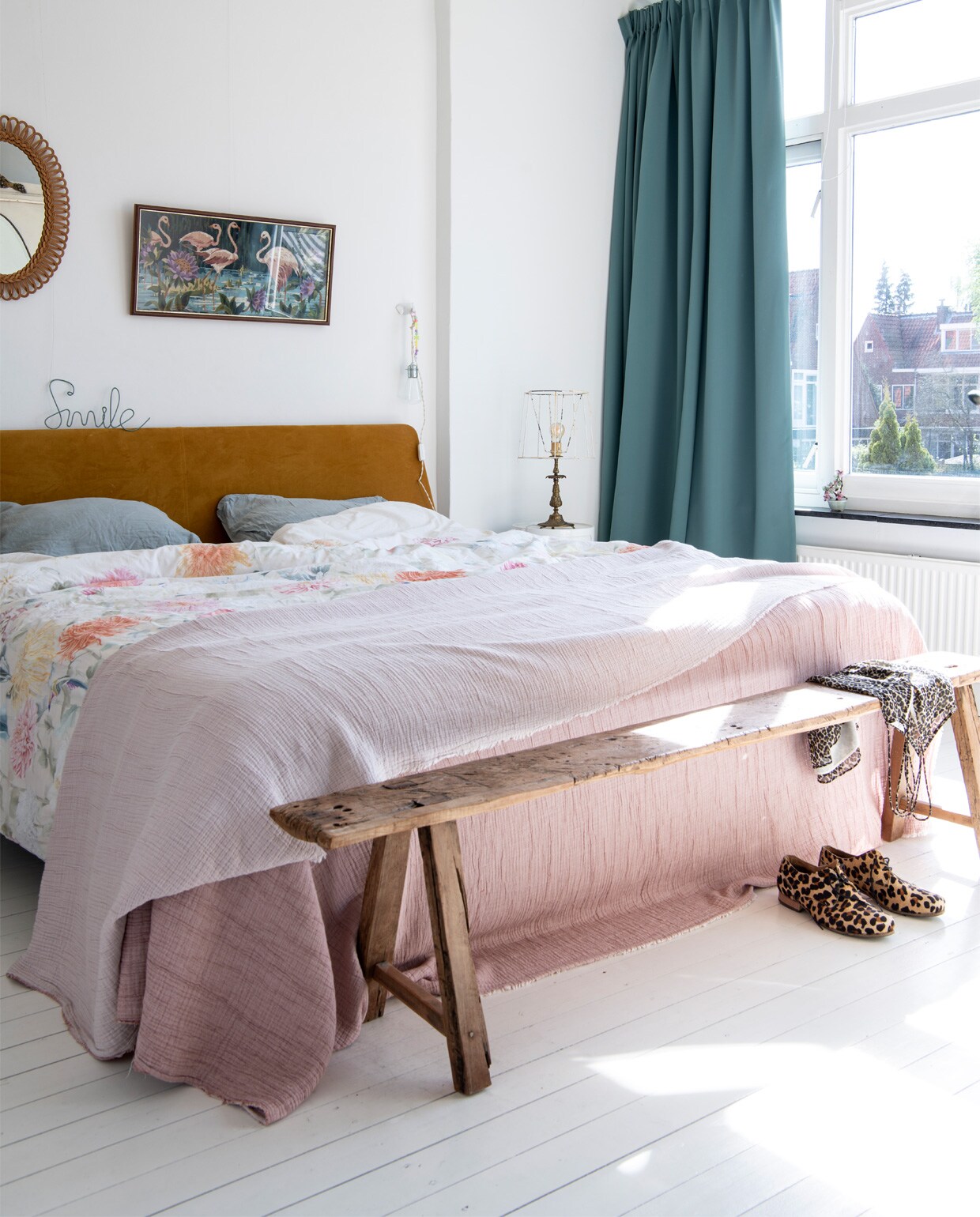 Bed Essential van Auping. Beddengoed en sprei Zara Home. Bank Loods 5. Gordijnen Hema. Spiegel Fortune Flea. Ornament Smile Kwantum. Wandlamp Sissy-Boy, lamp met brocante voet kringloopwinkel.