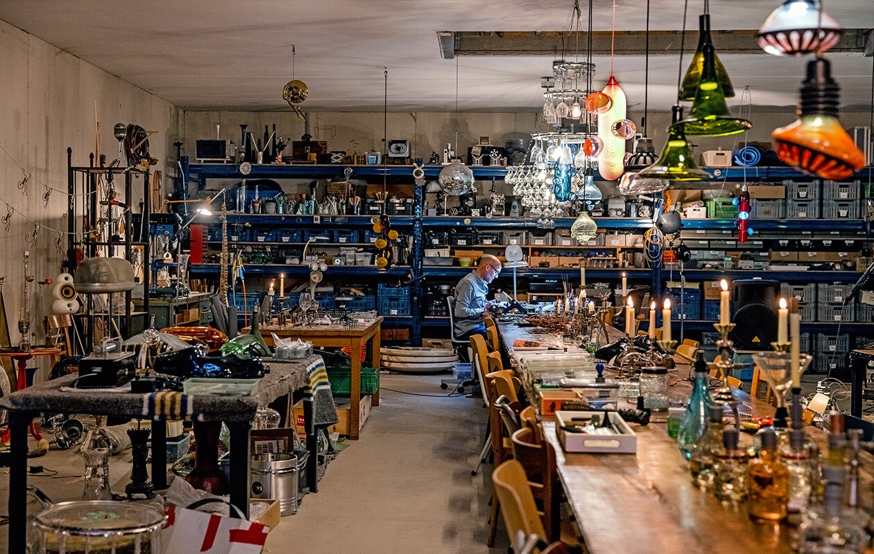 Form follows fun, want spelen is het belangrijkst voor Eibert. Maar vergis je niet: alles wat hij maakt, heeft een functie. De zachtroze glazen kwal die in een van de stellingkasten staat, blijkt een plateau met cloche: de Taartkwal. Want waarom kan een glazen voet niet op tentakels lijken?