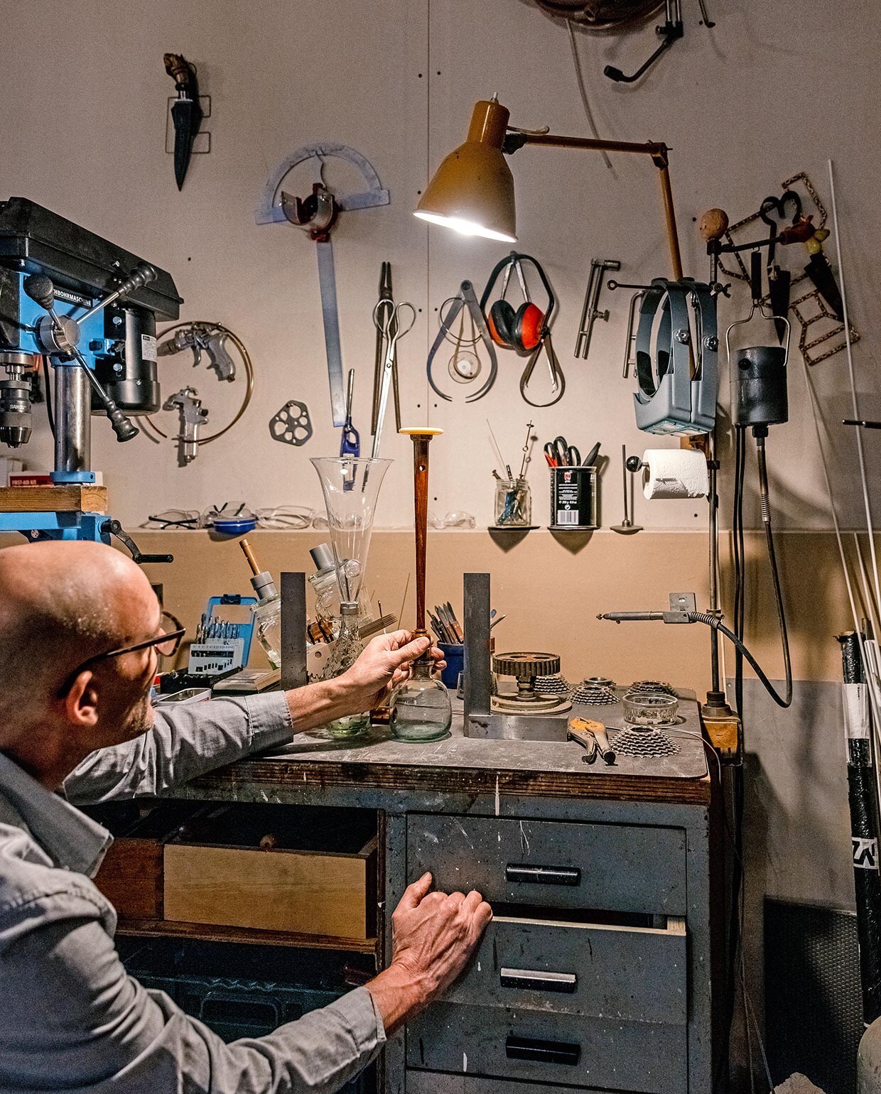 Het glasblazen gebeurt tot nu toe in Leerdam, het maken van de ledstrips en het assembleren van de Zeekomkommerlamp doet Eibert in zijn atelier. Maar binnenkort gaat zijn beroemde ontwerp in productie bij een fabrikant. ‘Als iets af is, wil ik weer wat anders maken.’