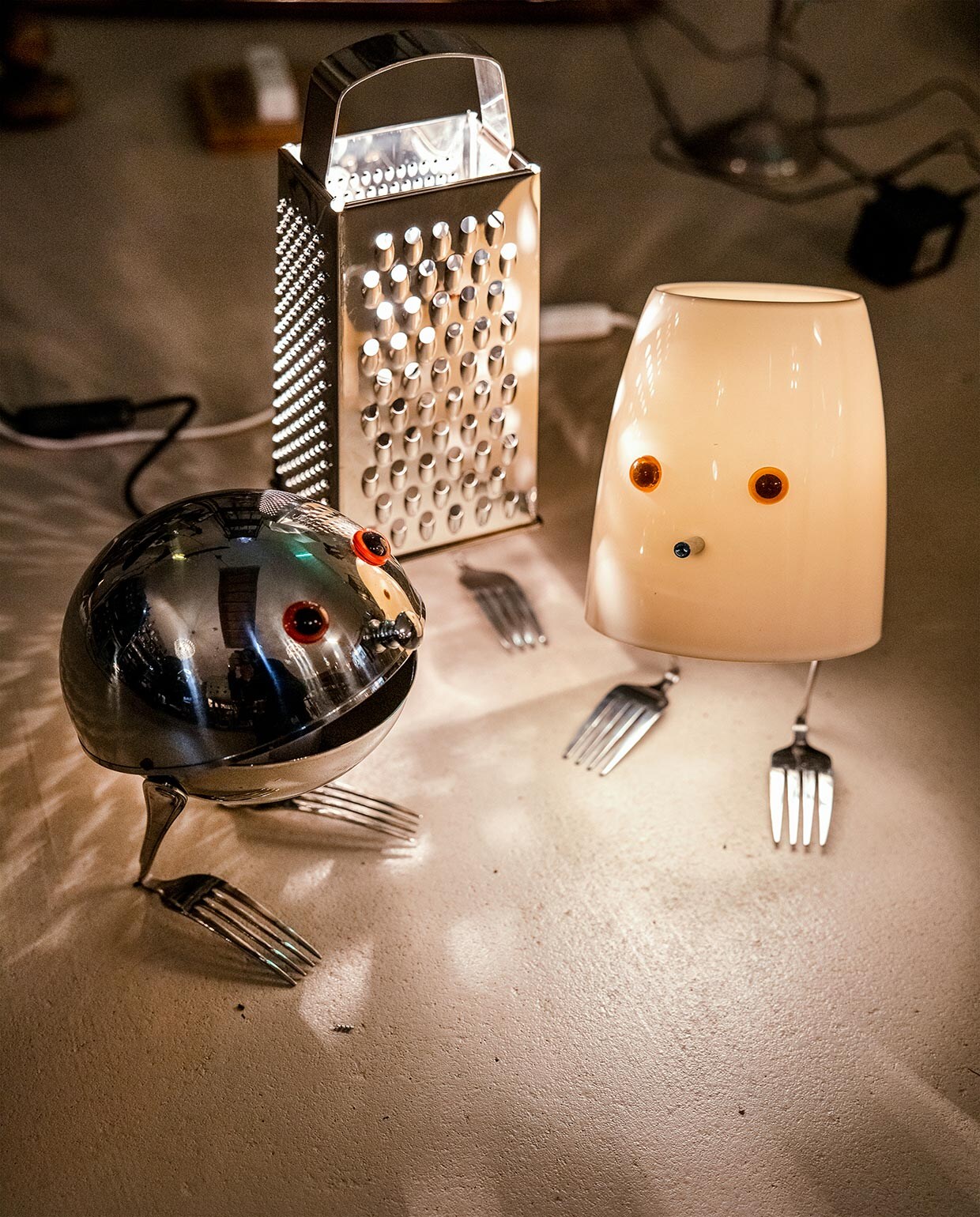 De rasplamp, gemaakt van een kaasrasp en een paar vorken, is een van Eiberts lievelingsontwerpen. ‘Het laat zien hoe je met minimale materialen iets kunt maken met een sterke identiteit. Iedereen ziet er een wezentje in, en dan heeft ie nog niet eens ogen.’