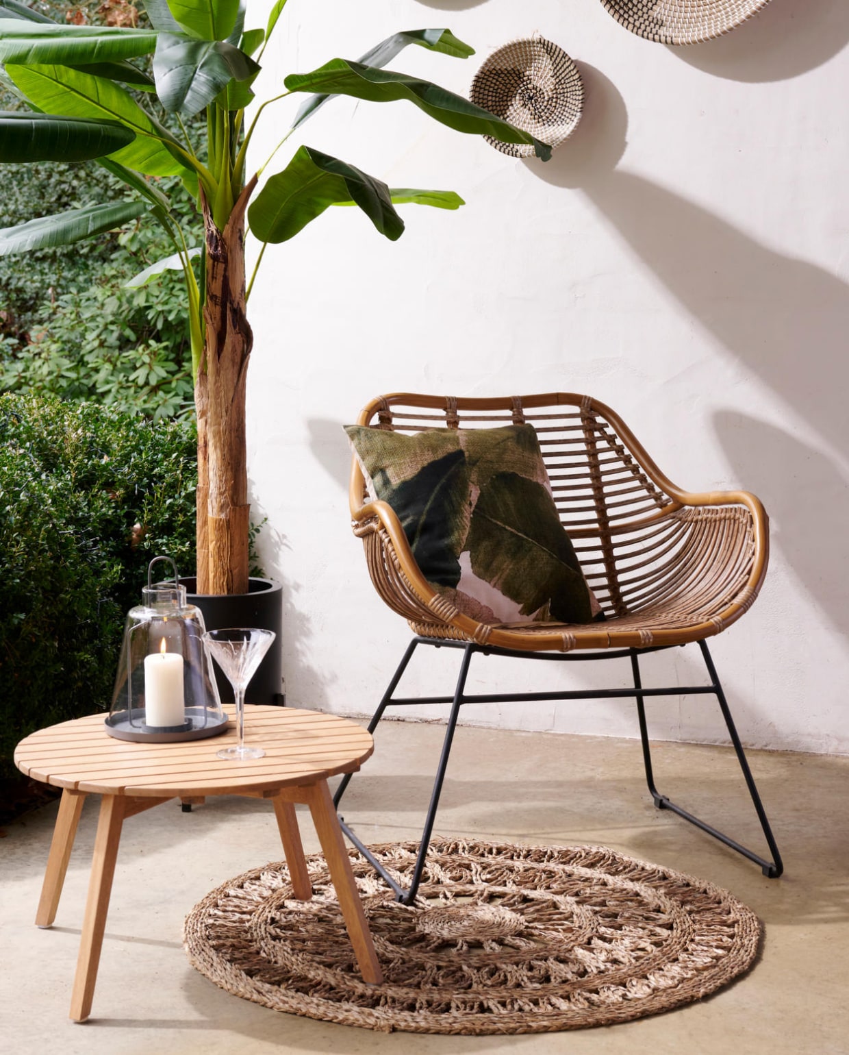 Loungestoel € 169,- bijzettafel € 69,- tapijt € 22,95, kussen € 12,95