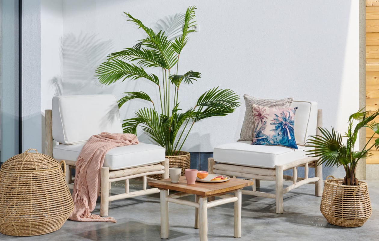 Loungestoel € 299,- loungetafel € 99,-, plaid € 21,95, mand € 35,-, kussen € 11,95,- grote palmboom € 69,-, kleine palmboom € 39,-,