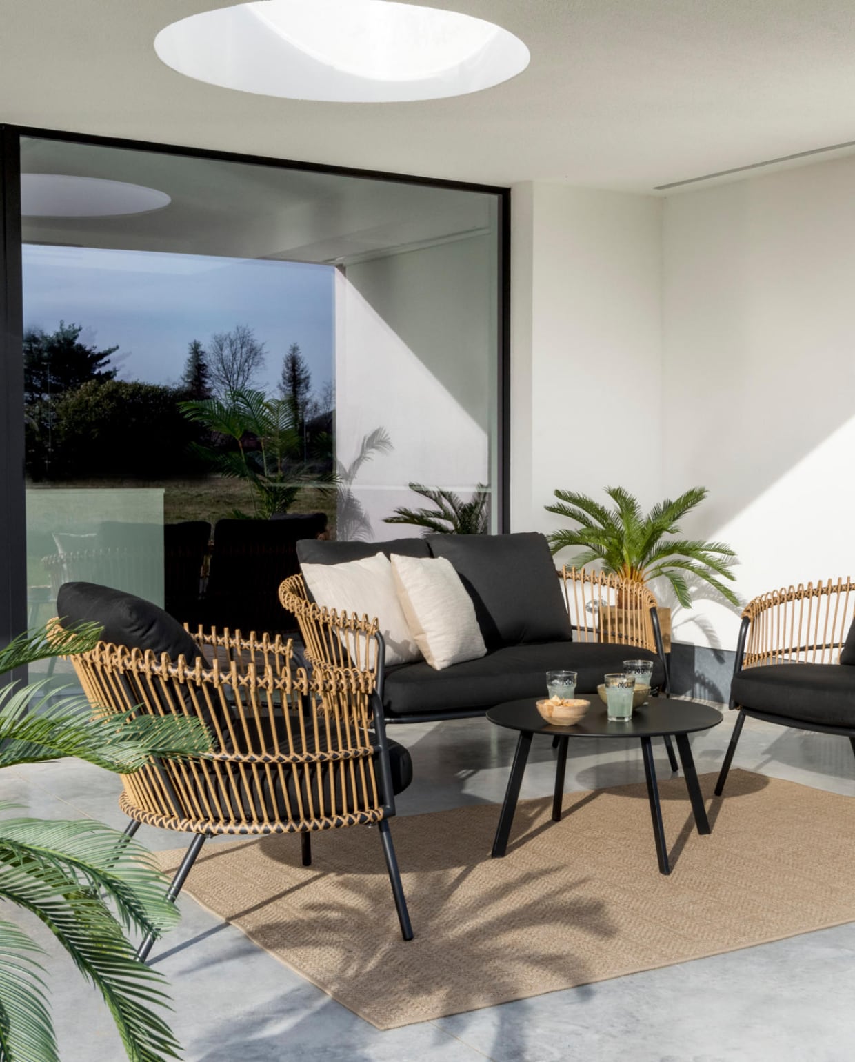 Loungebank € 399,- Loungefauteuil € 249,- tapijt € 109,- loungetafel € 44,95