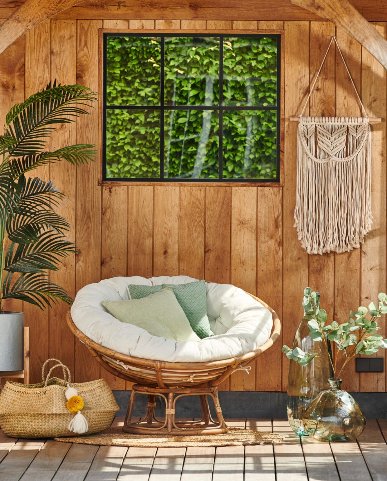 Mand € 29,95, loungestoel € 129,-, tapijt € 39,95