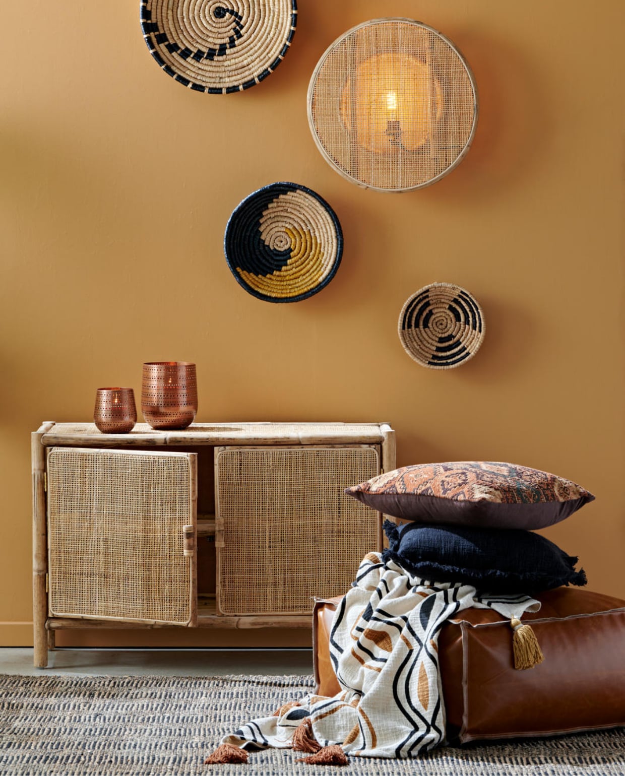 Wandlamp € 49,95, kast € 249,-, muurdecoratie zwart/geel € 15,95, muurdecoratie € 21,95, muurdecoratie € 11,95, poef € 79,-, plaid € 24,95