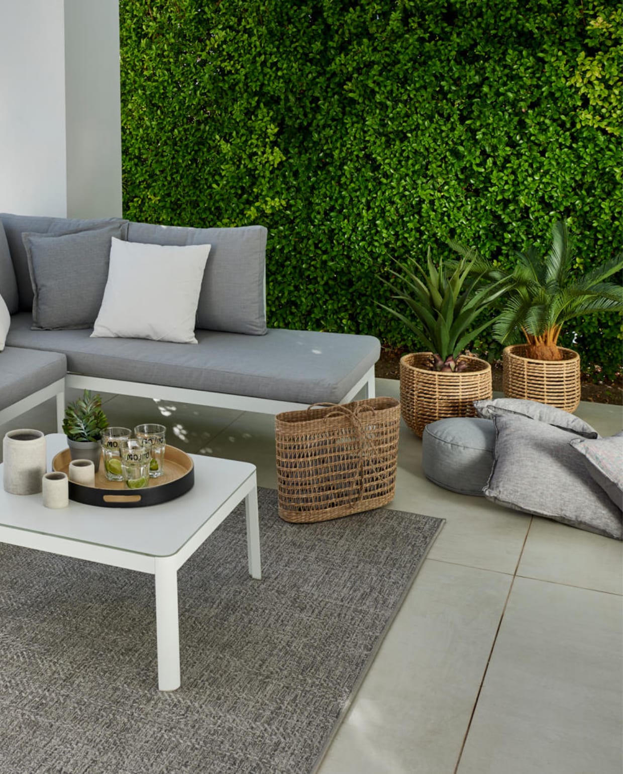 Tapijt € 89,-, poef € 29,95, tas € 22,95, grote mand € 25,-, kleine mand € 12,-
