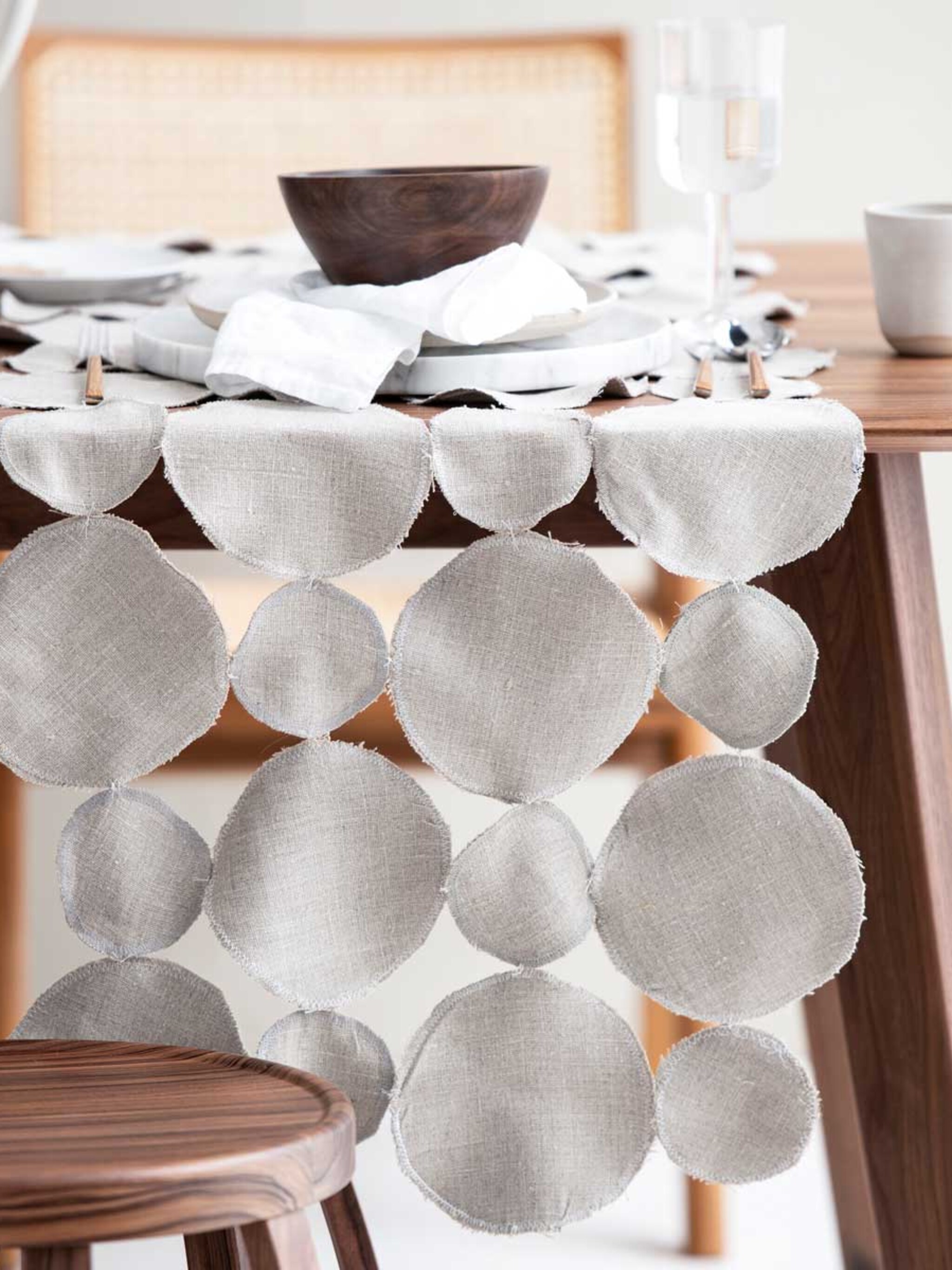 diy tafelloper van stoffen bollen