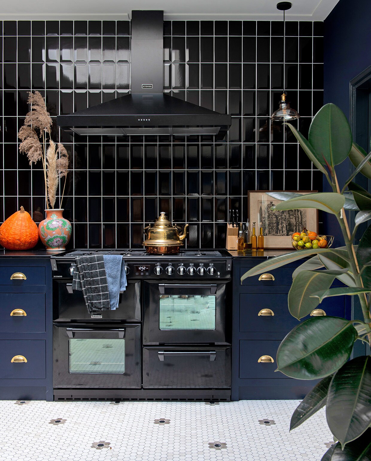 Zwarte wandtegels Karwei. Tegelvloer Designtegels. Keuken op maat gemaakt door Martens &amp; Dochters, fornuis en afzuigkap Stoves. Hanglampen AliExpress. Gekleurde vaas familiestuk, pampasgras zelf geplukt. Theepot en ingelijste pentekening kringloopwinkel. Olijfolieset Oil &amp; Vinegar, fruitschaal Action, theedoeken gekregen.
