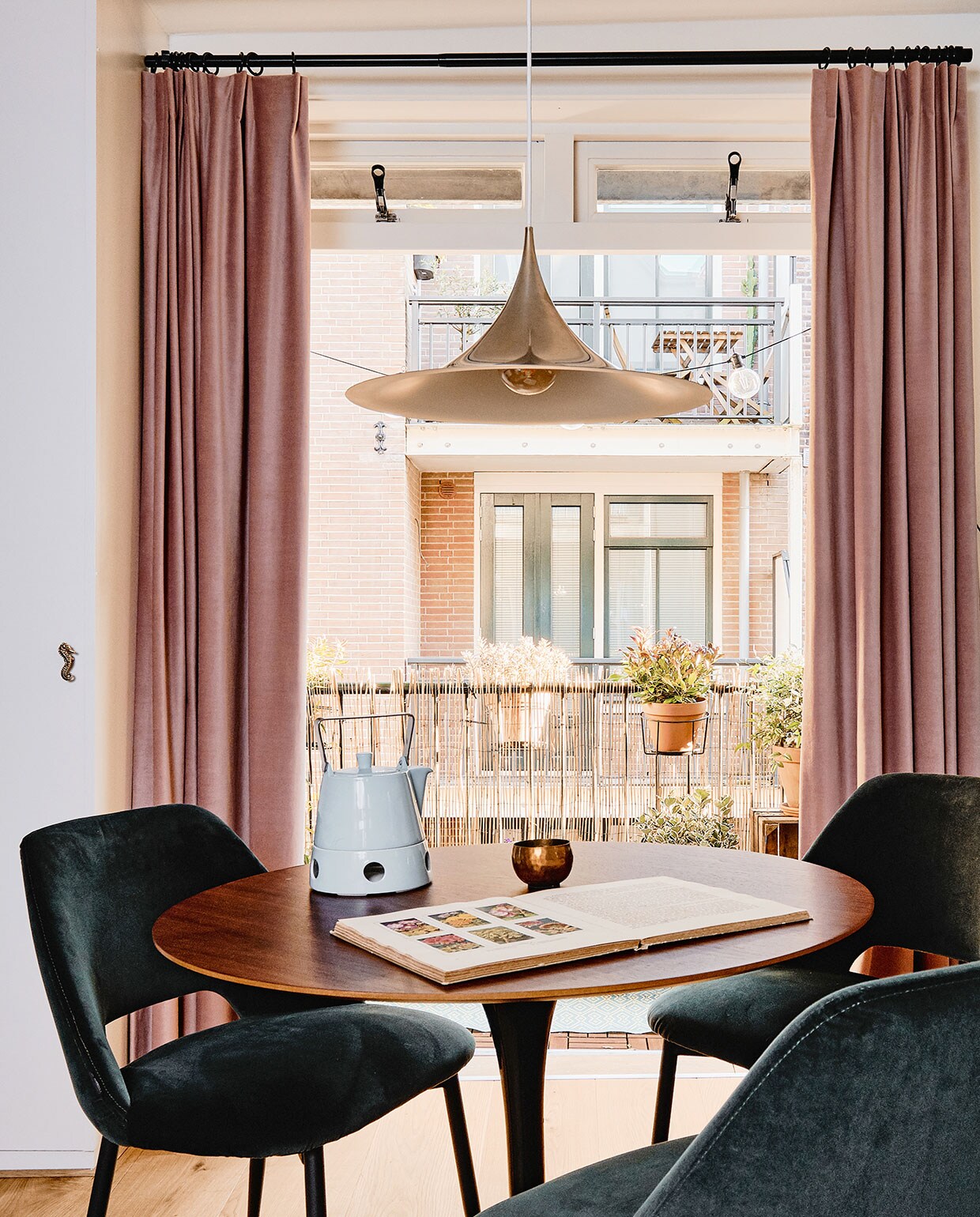 Vloer eiken lamelparket van Stox, muurverf Jofel van Praxis, gordijnen Veneta. Eettafel en stoelen Loods 5, theepot Arzberg, mok kringloop. Lamp Van Ons, Schilderij Tagotee